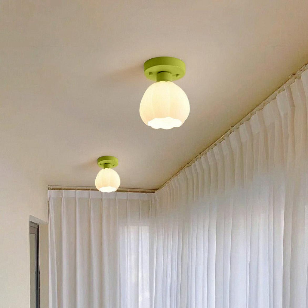 Półprzylegająca lampa sufitowa — kwiatowy klosz