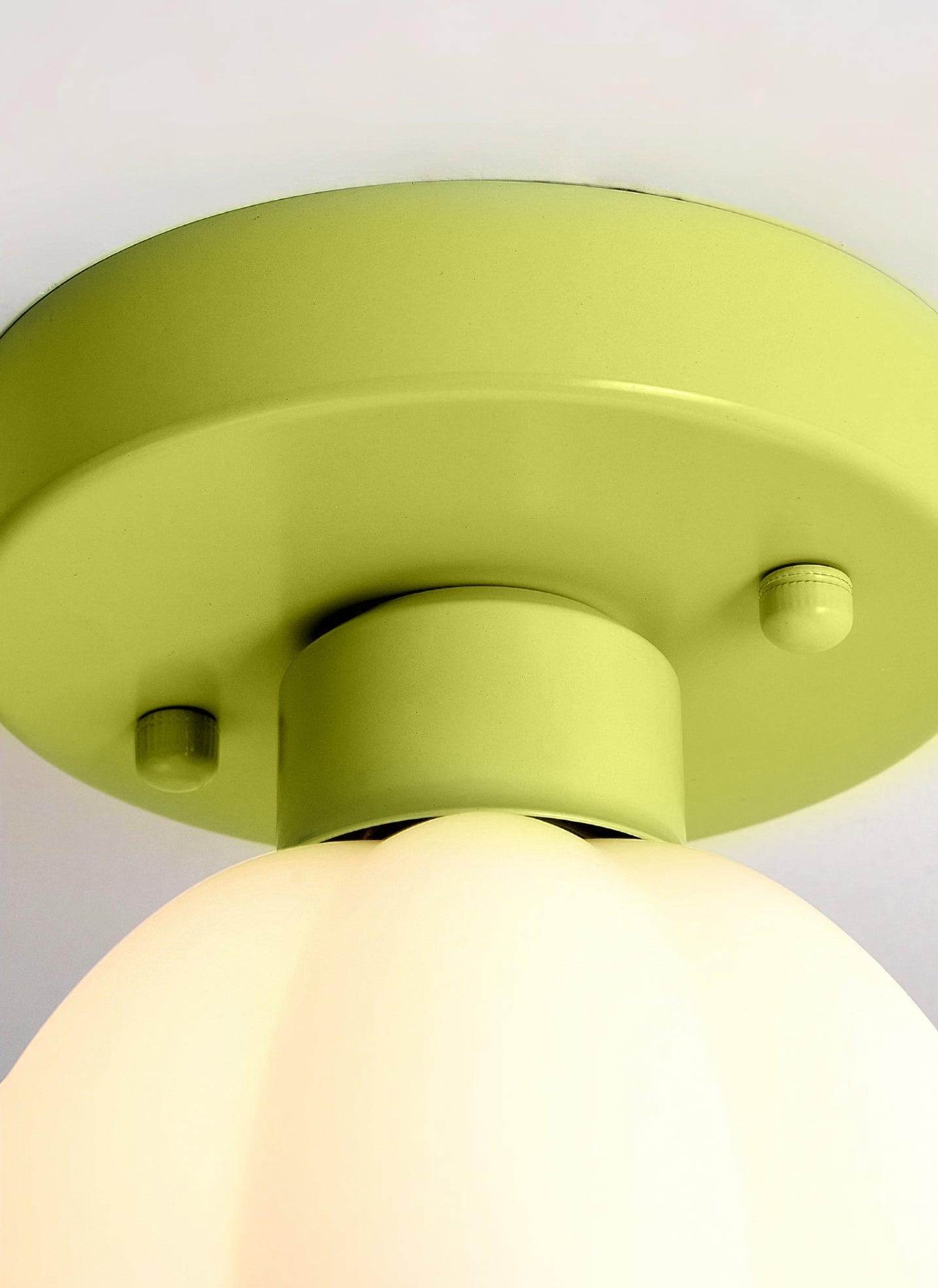Półprzylegająca lampa sufitowa — kwiatowy klosz