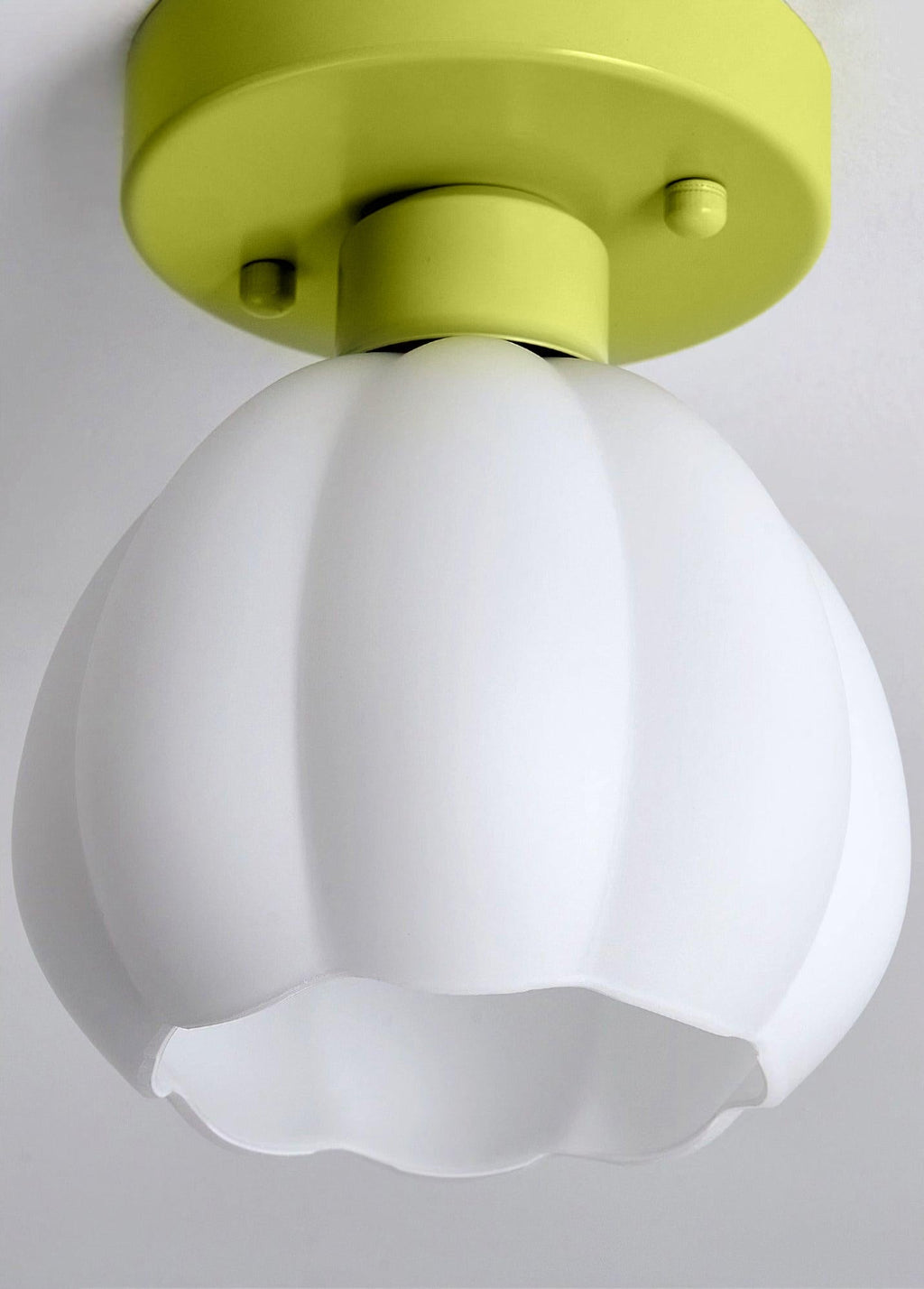 Półprzylegająca lampa sufitowa — kwiatowy klosz
