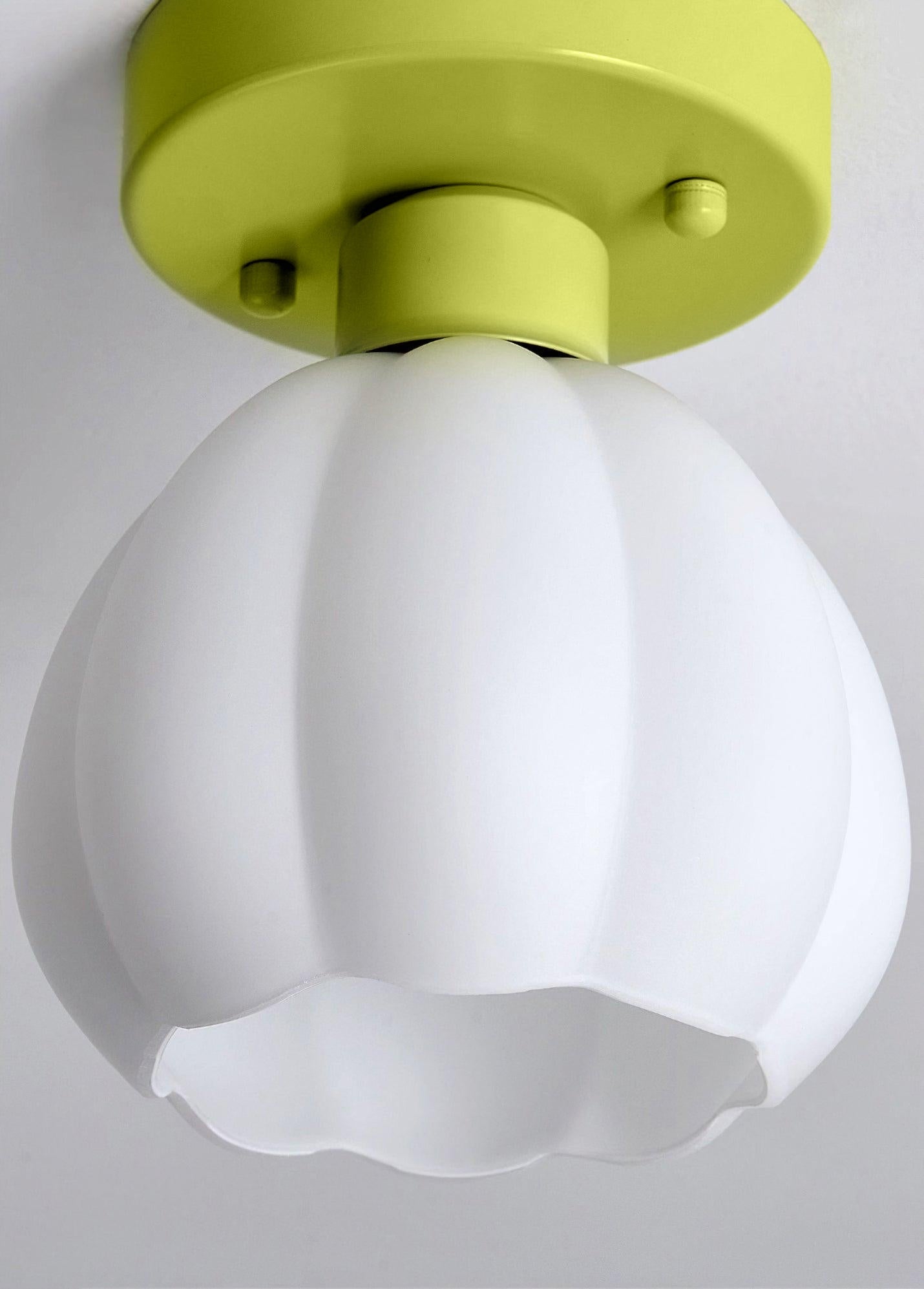 Półprzylegająca lampa sufitowa — kwiatowy klosz