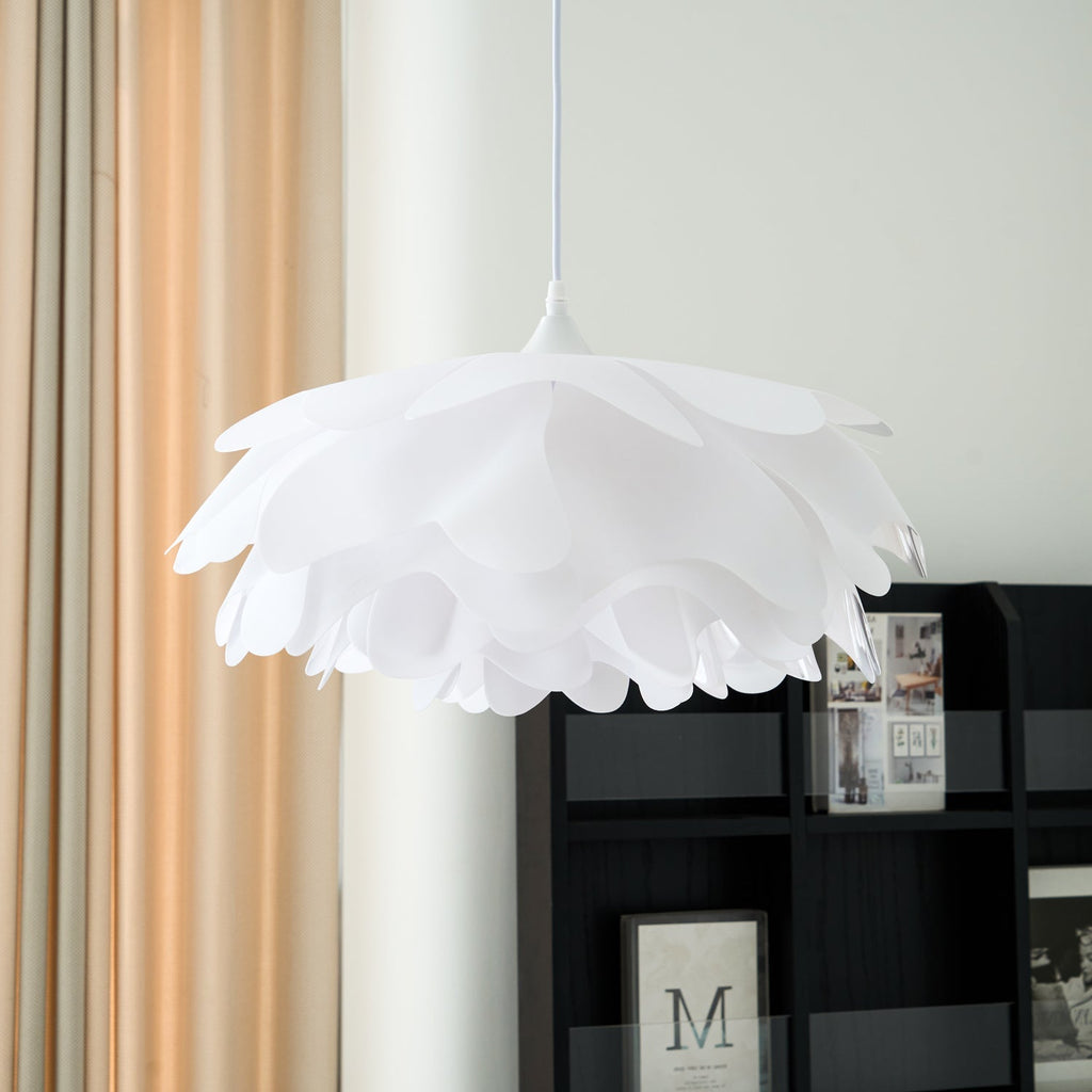 Bílá závěsná lampa ve tvaru květu — soustředné okvětní stínidlo