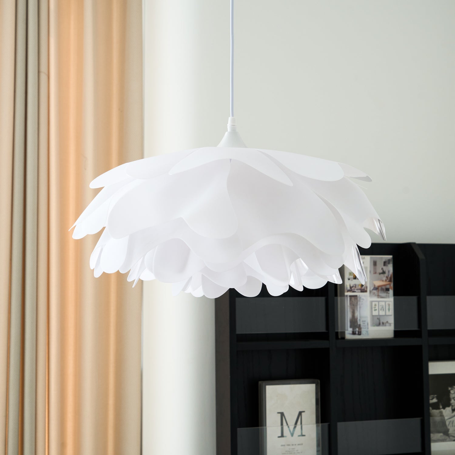 Bílá závěsná lampa ve tvaru květu — soustředné okvětní stínidlo