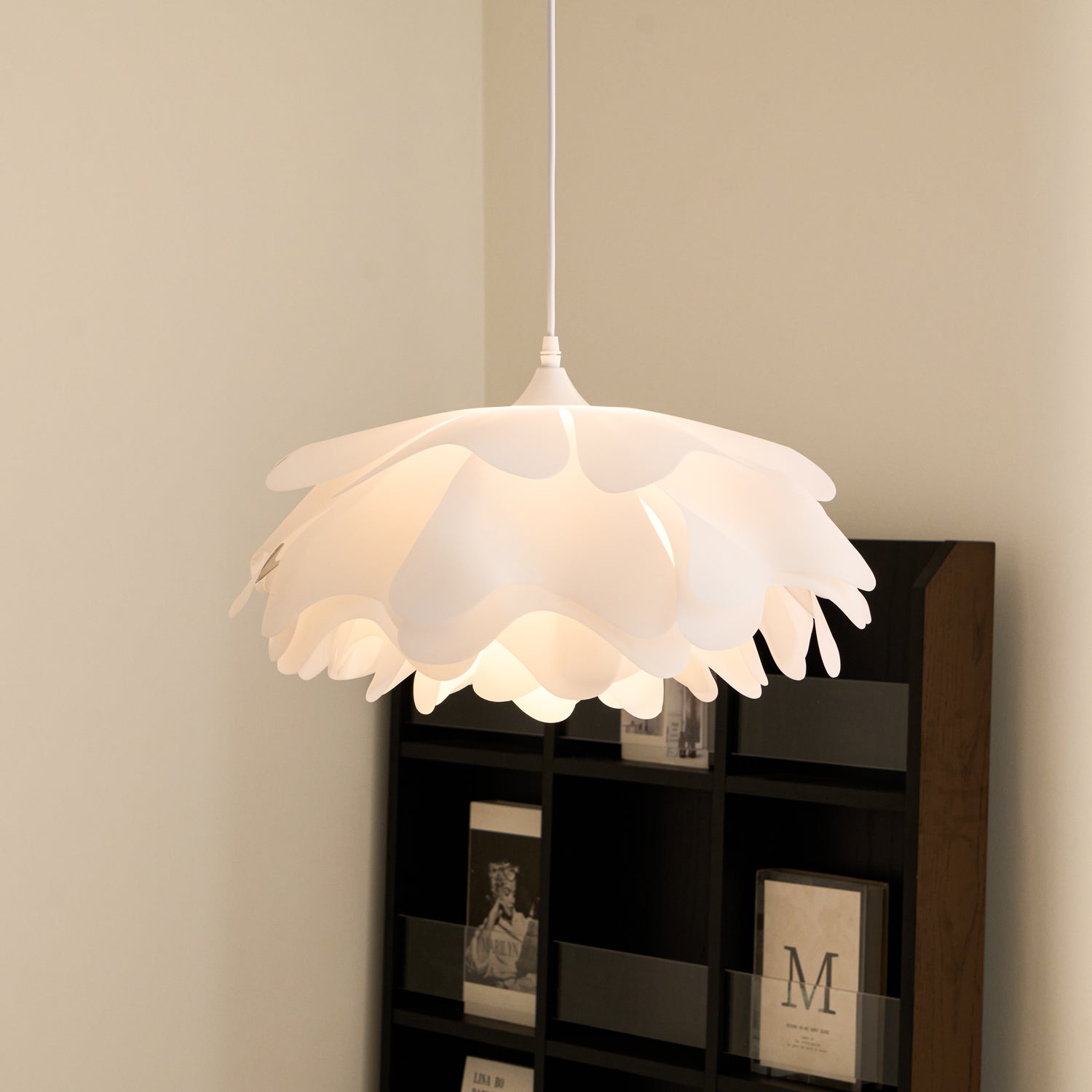 Bílá závěsná lampa ve tvaru květu — soustředné okvětní stínidlo