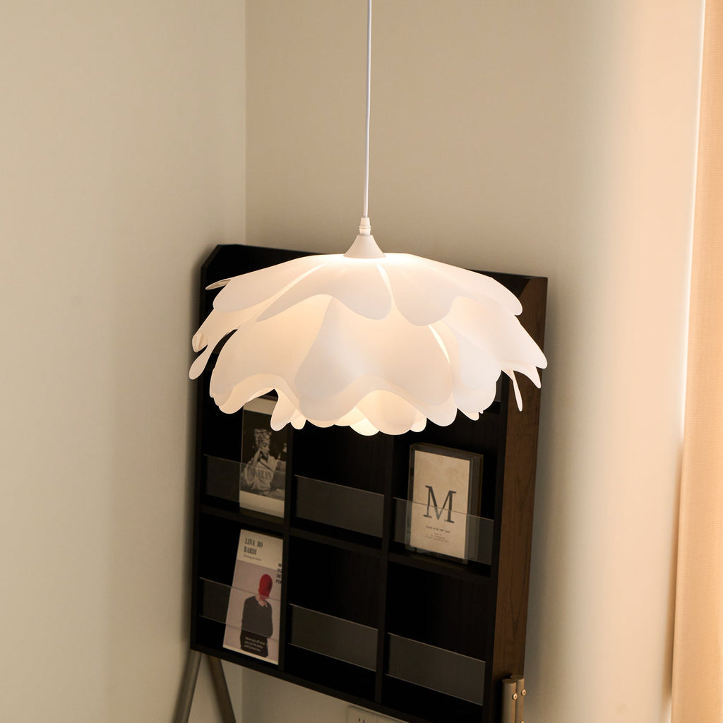 Bílá závěsná lampa ve tvaru květu — soustředné okvětní stínidlo