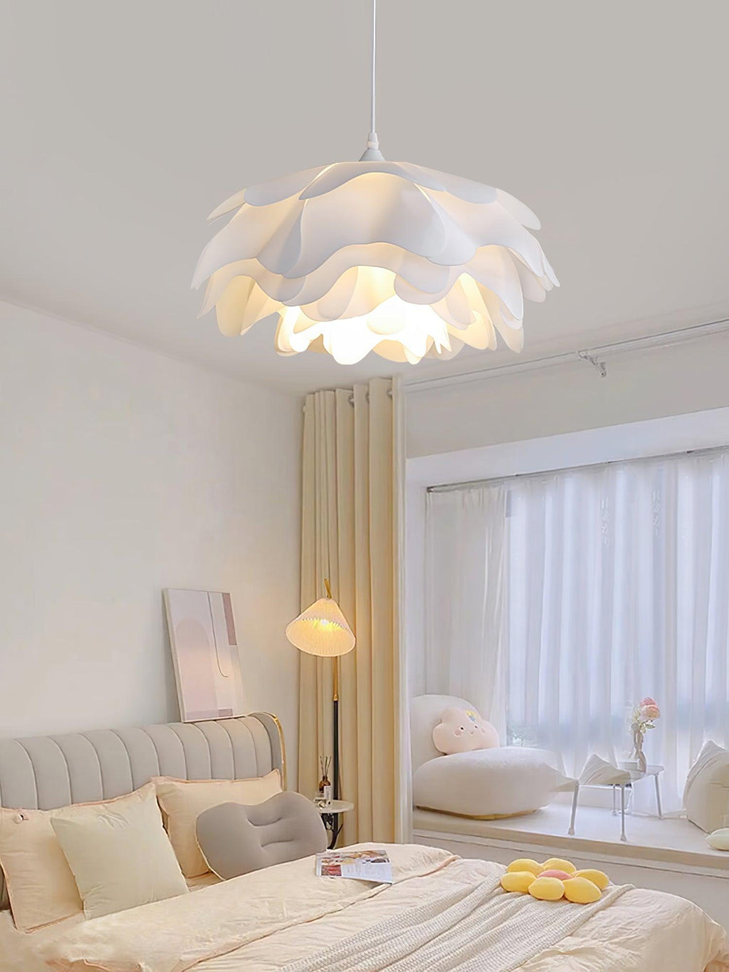 Bílá závěsná lampa ve tvaru květu — soustředné okvětní stínidlo