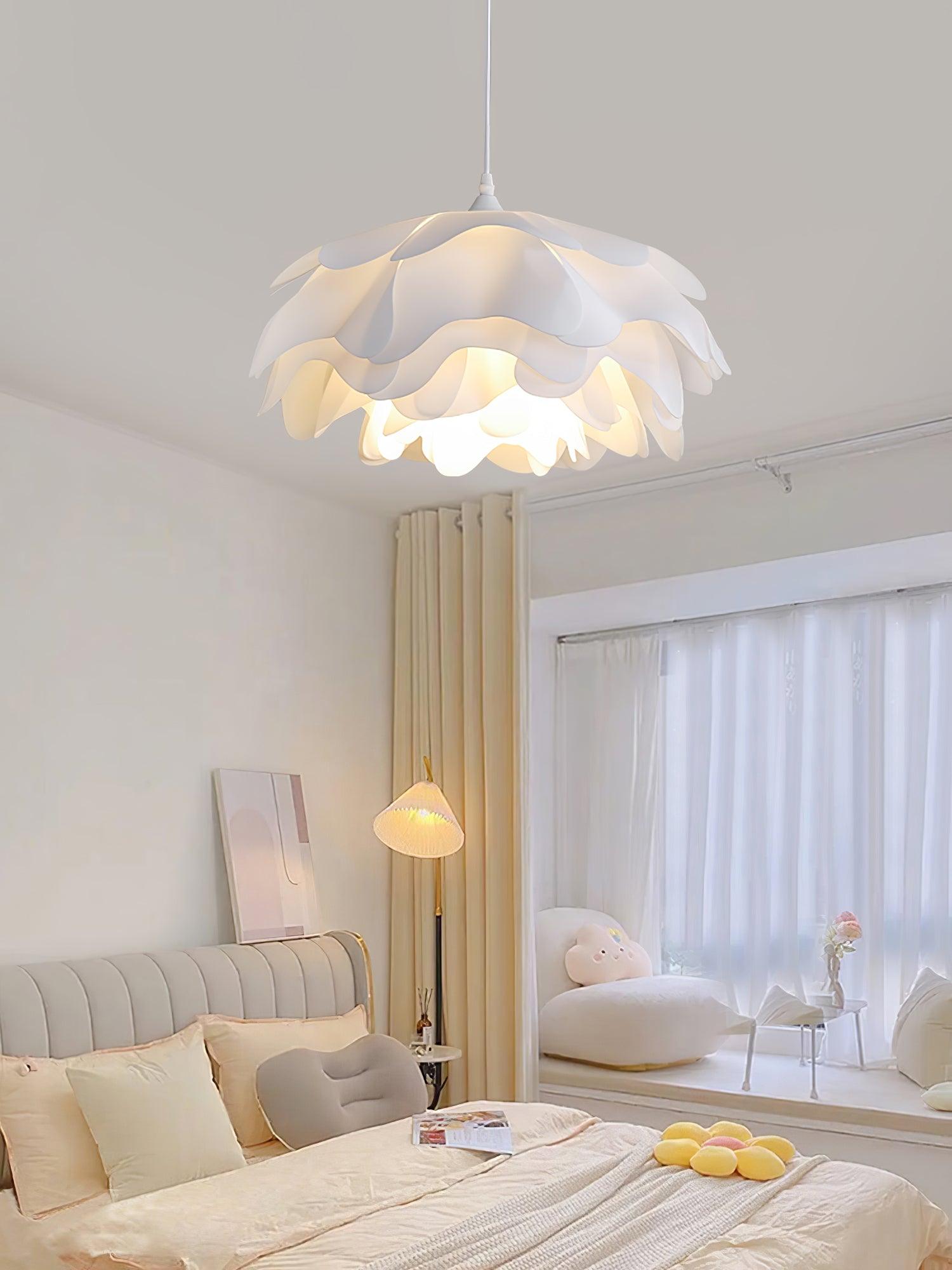 Bílá závěsná lampa ve tvaru květu — soustředné okvětní stínidlo