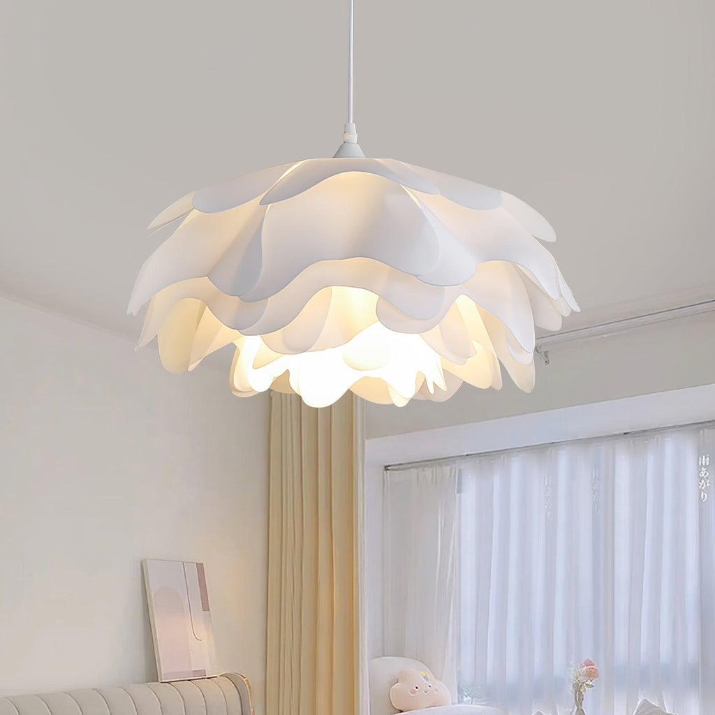 Bílá závěsná lampa ve tvaru květu — soustředné okvětní stínidlo