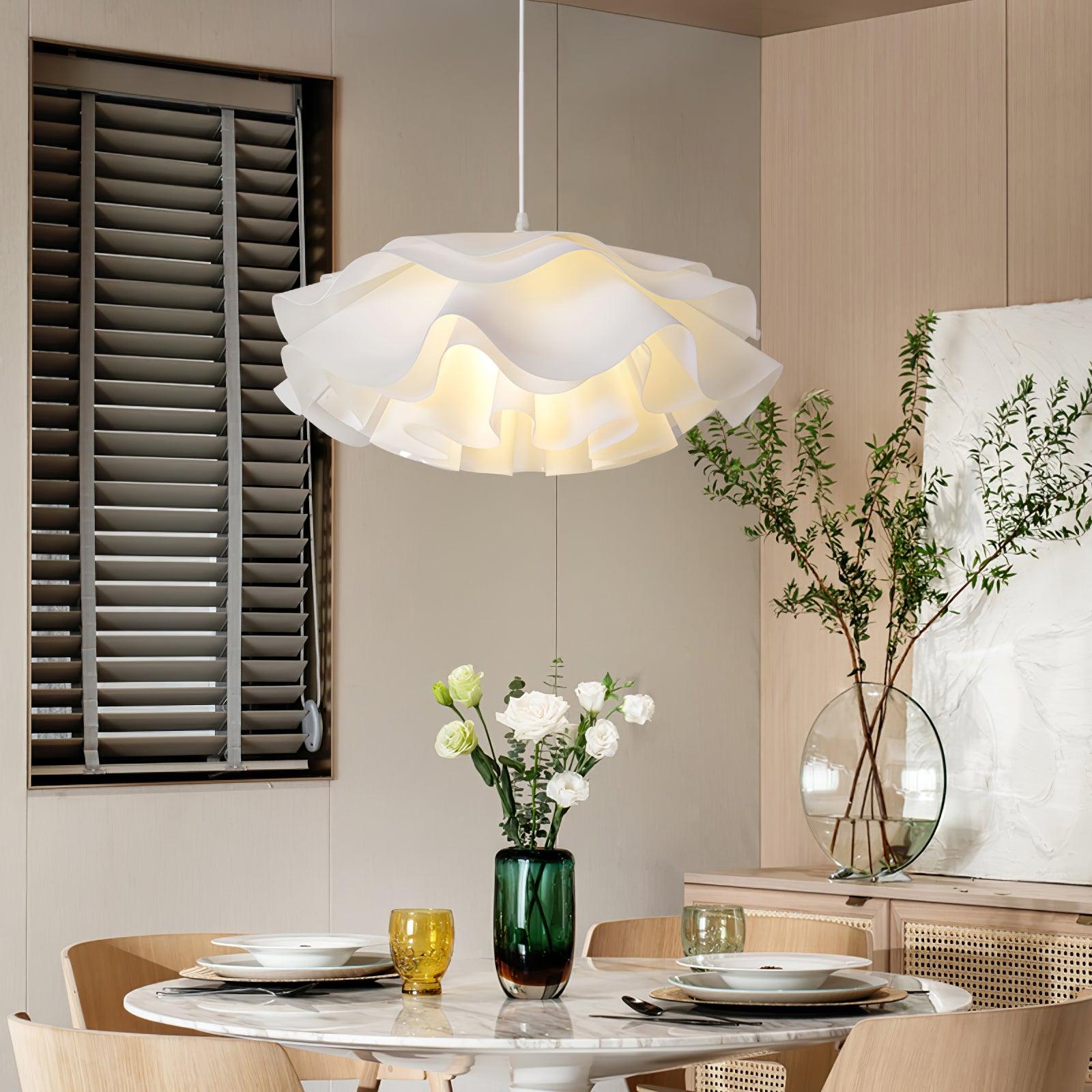 Bílá závěsná lampa ve tvaru květu — soustředné okvětní stínidlo