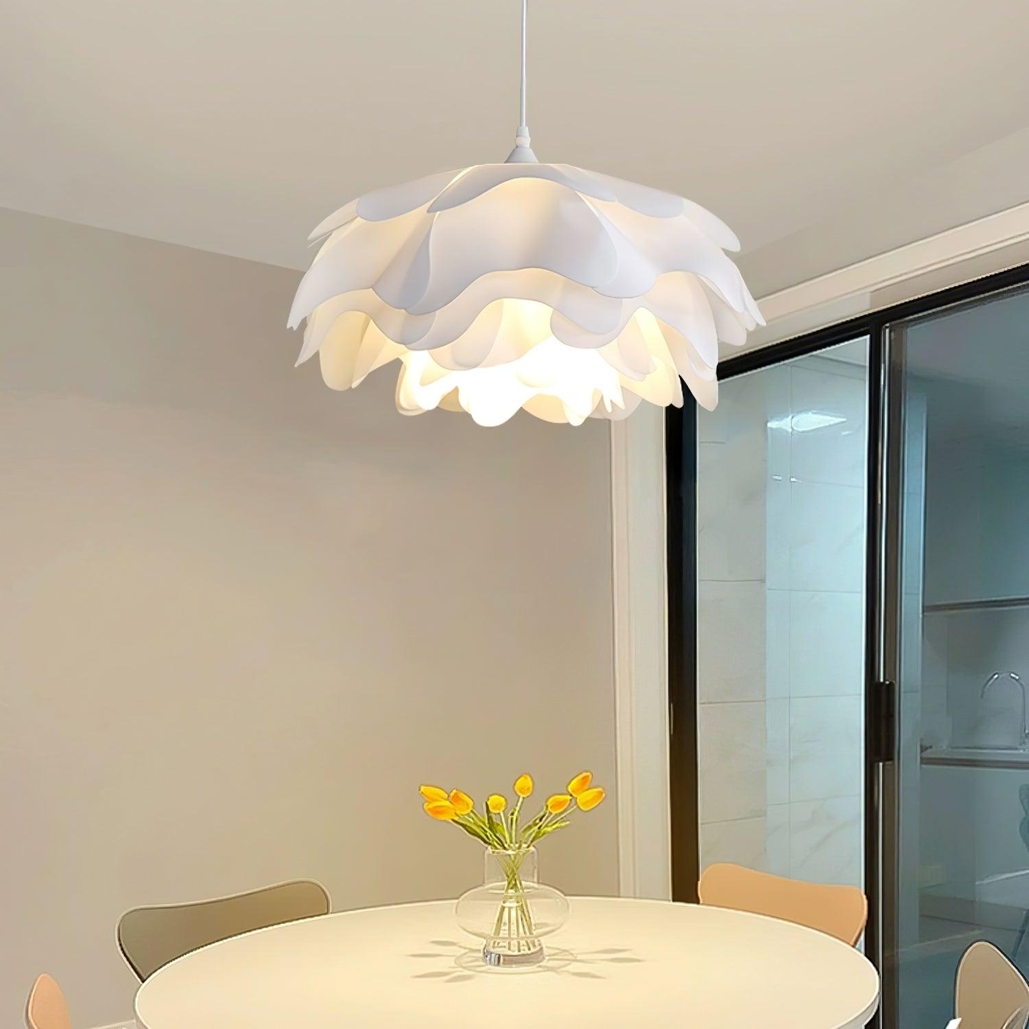 Bílá závěsná lampa ve tvaru květu — soustředné okvětní stínidlo