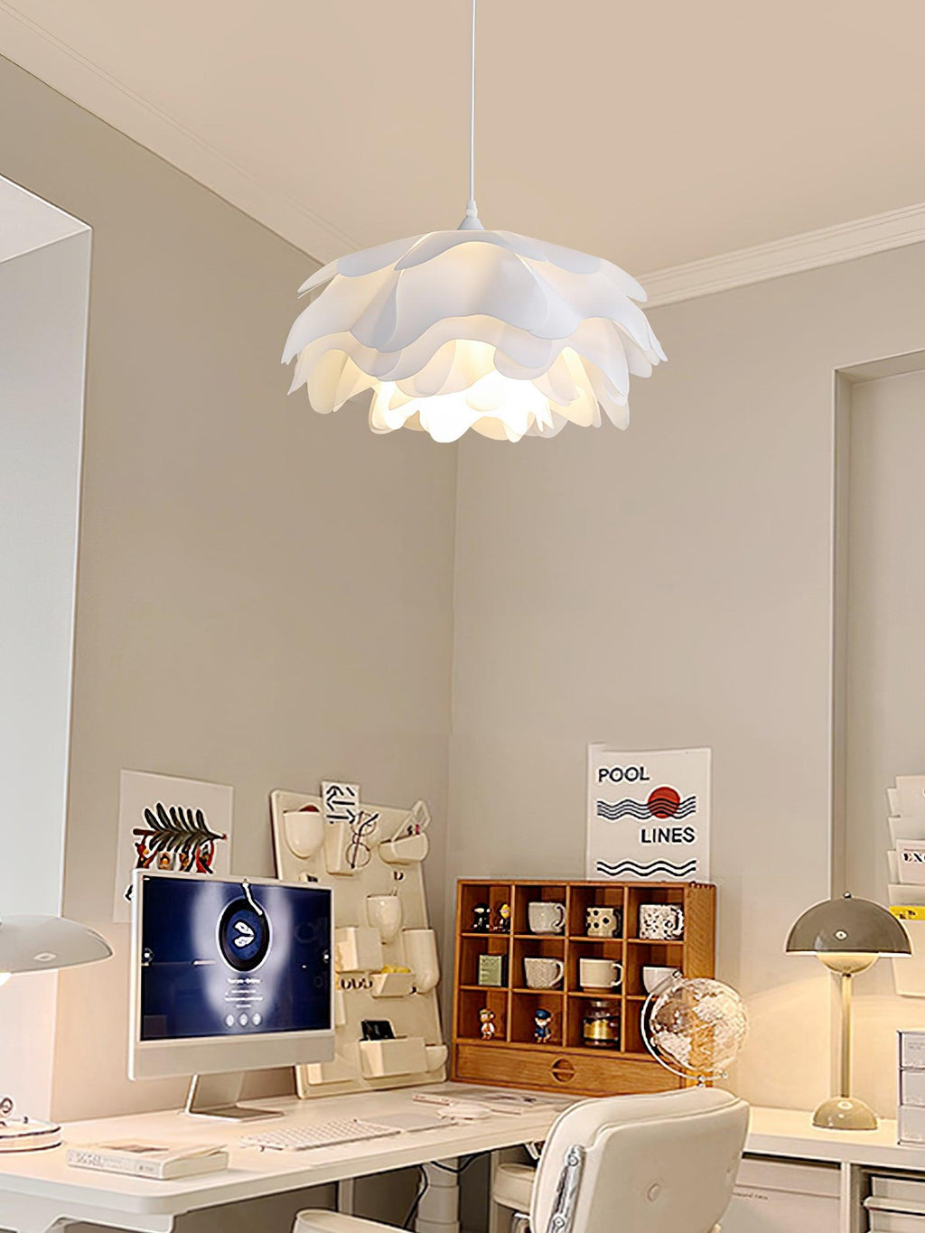 Bílá závěsná lampa ve tvaru květu — soustředné okvětní stínidlo