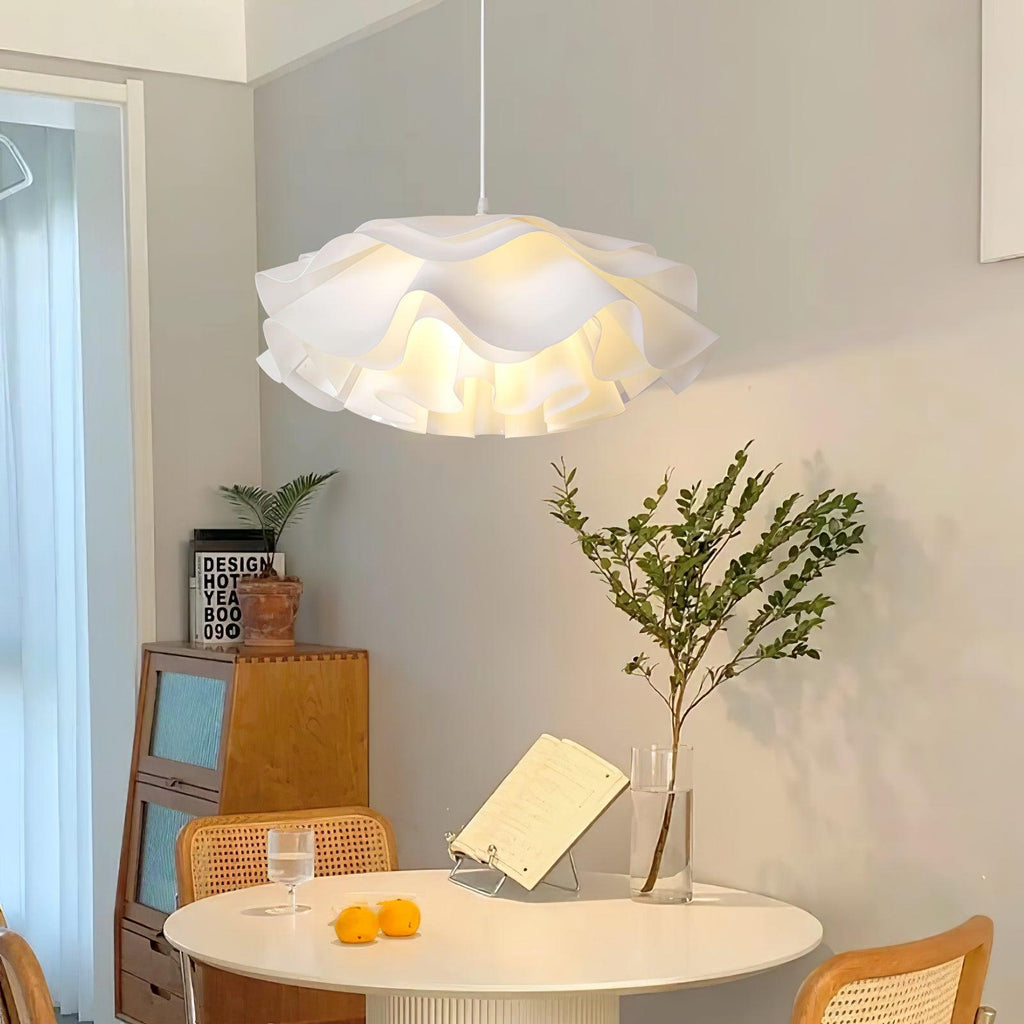 Bílá závěsná lampa ve tvaru květu — soustředné okvětní stínidlo