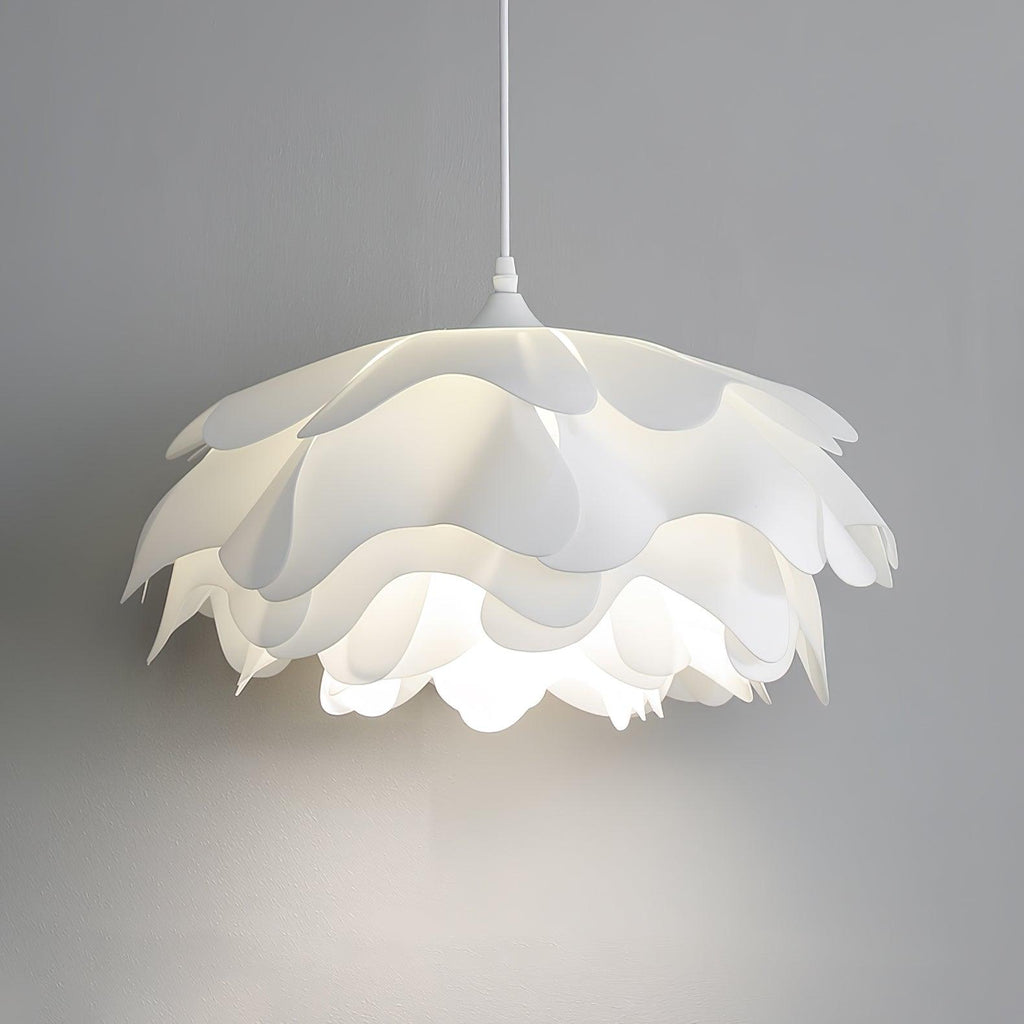 Bílá závěsná lampa ve tvaru květu — soustředné okvětní stínidlo