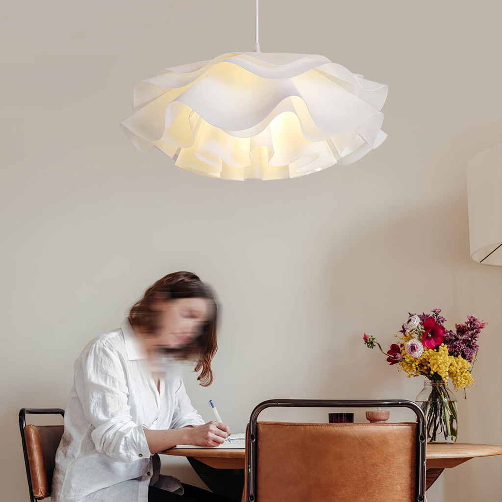 Bílá závěsná lampa ve tvaru květu — soustředné okvětní stínidlo
