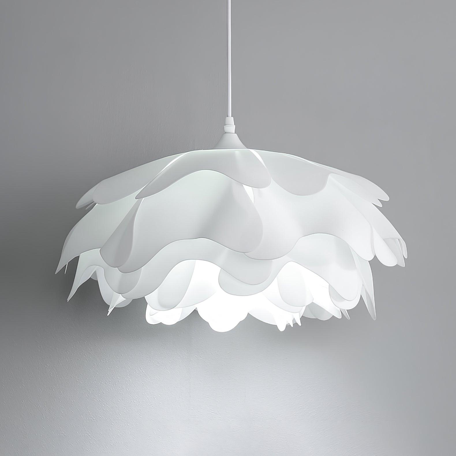 Bílá závěsná lampa ve tvaru květu — soustředné okvětní stínidlo