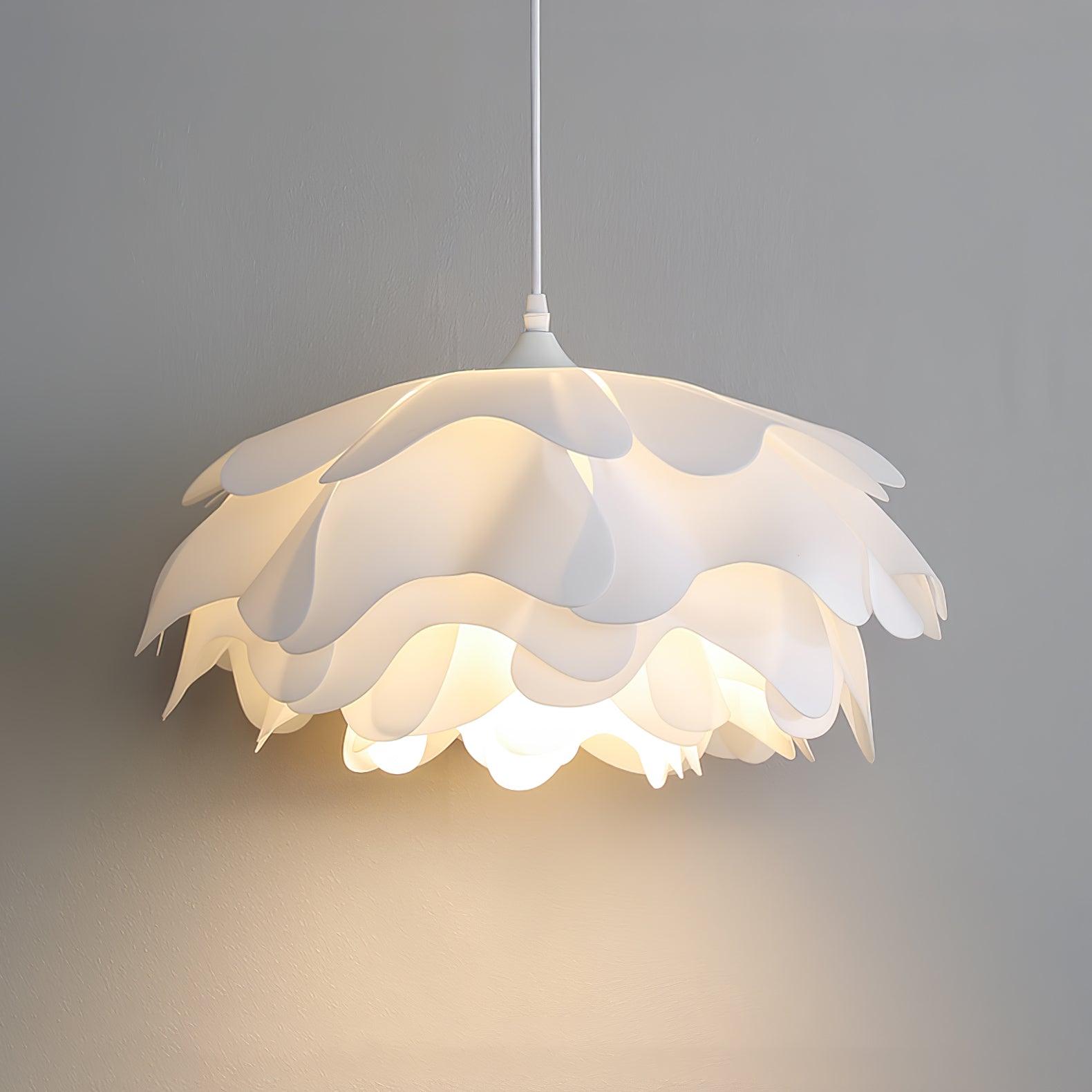Bílá závěsná lampa ve tvaru květu — soustředné okvětní stínidlo