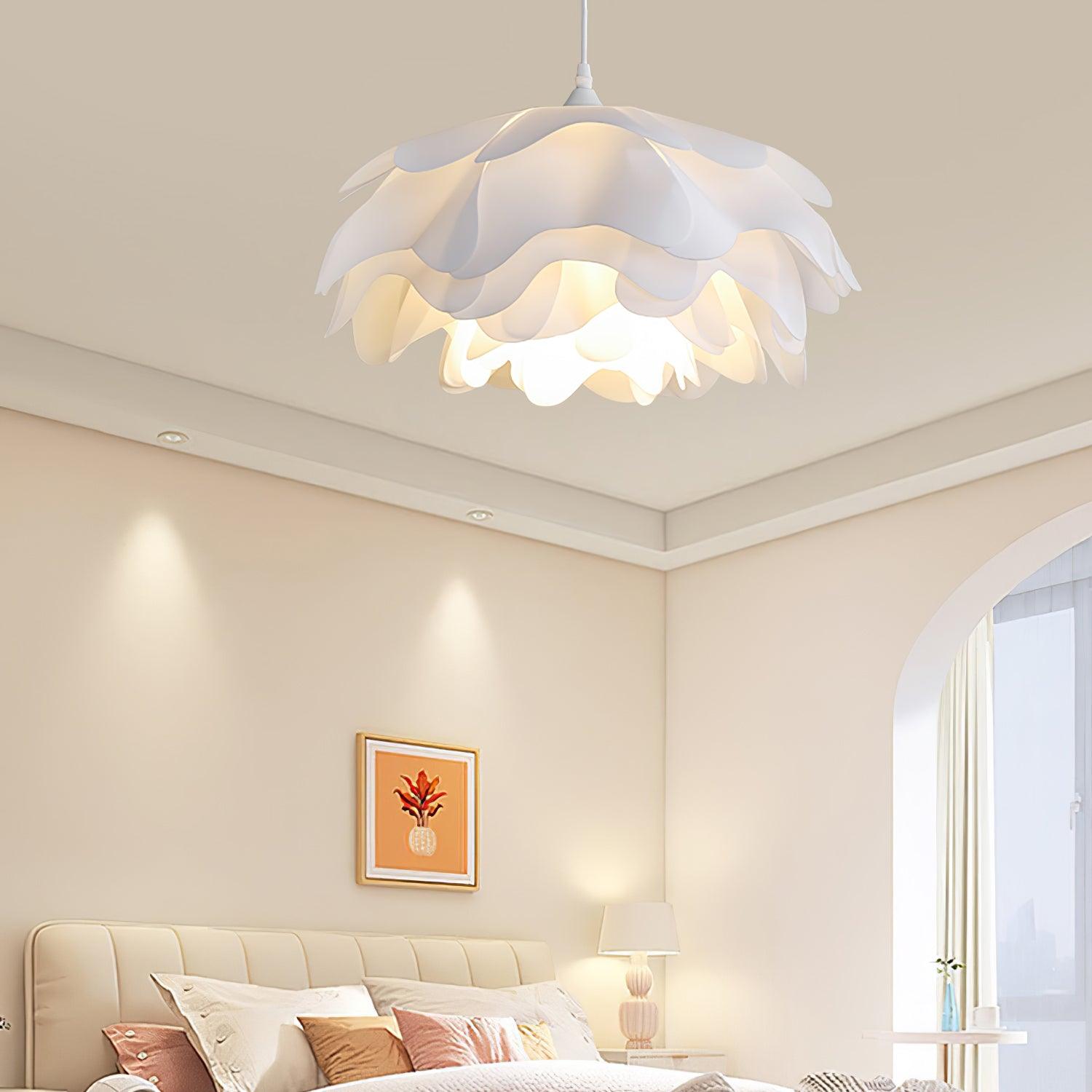 Bílá závěsná lampa ve tvaru květu — soustředné okvětní stínidlo