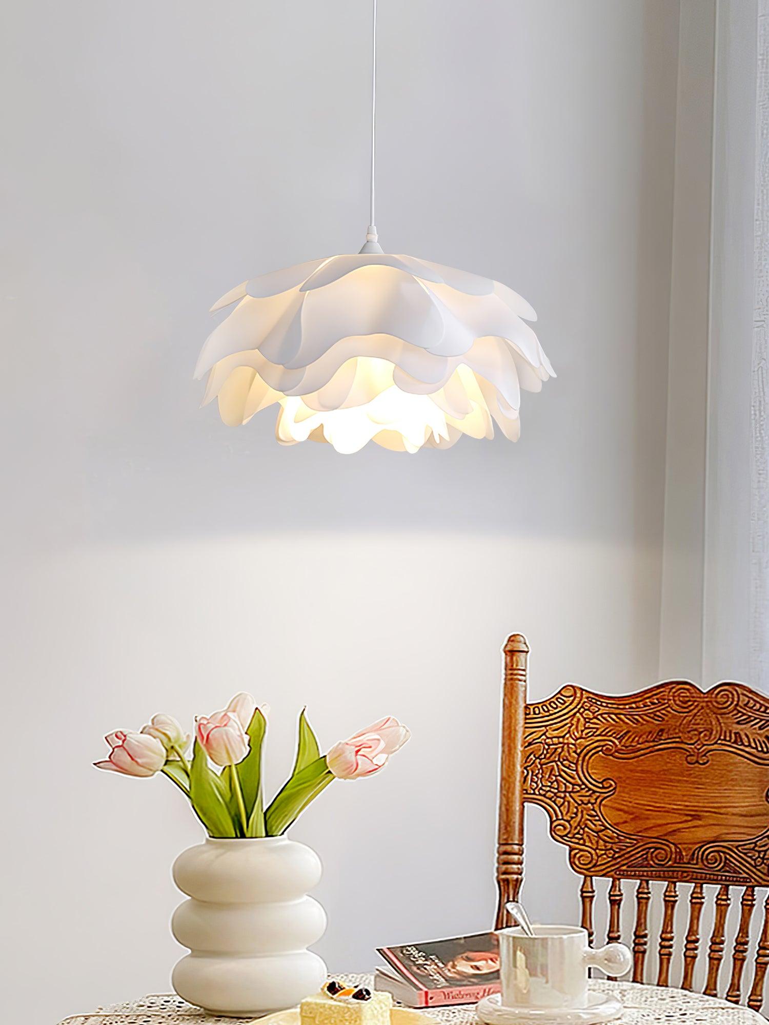 Bílá závěsná lampa ve tvaru květu — soustředné okvětní stínidlo