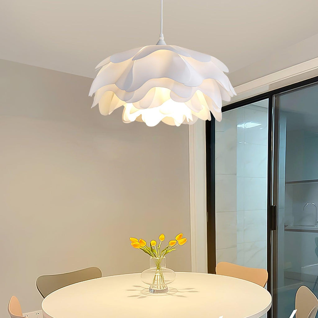 Bílá závěsná lampa ve tvaru květu — soustředné okvětní stínidlo
