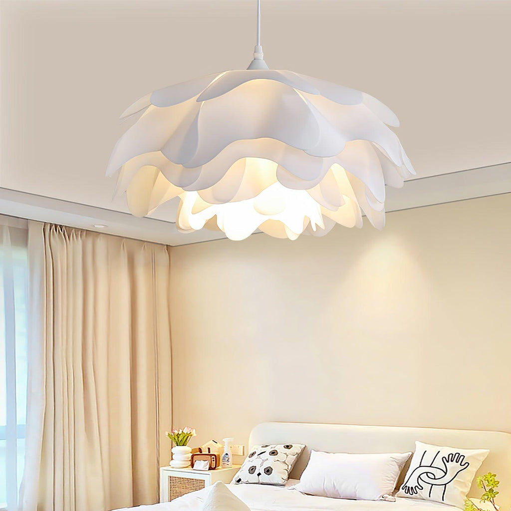Bílá závěsná lampa ve tvaru květu — soustředné okvětní stínidlo