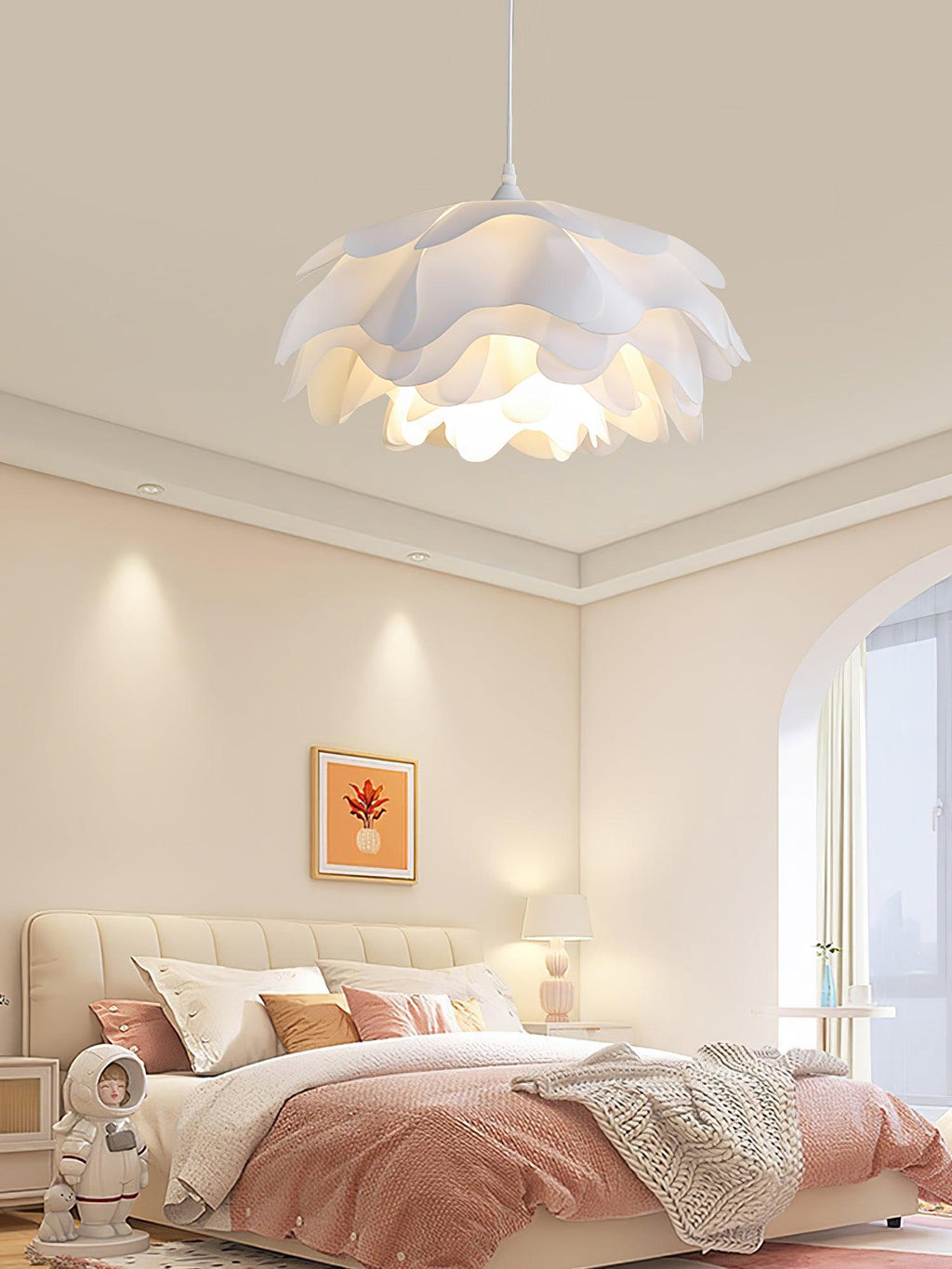 Bílá závěsná lampa ve tvaru květu — soustředné okvětní stínidlo