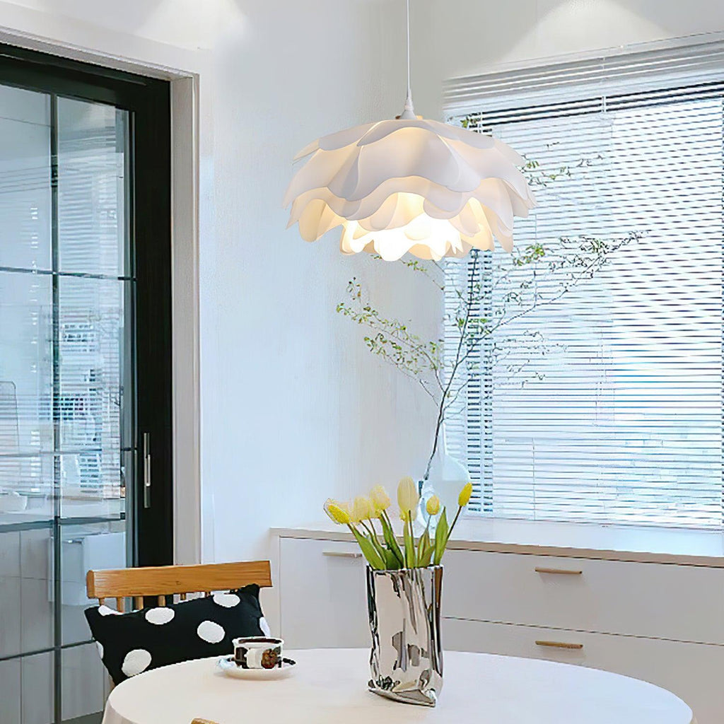 Bílá závěsná lampa ve tvaru květu — soustředné okvětní stínidlo