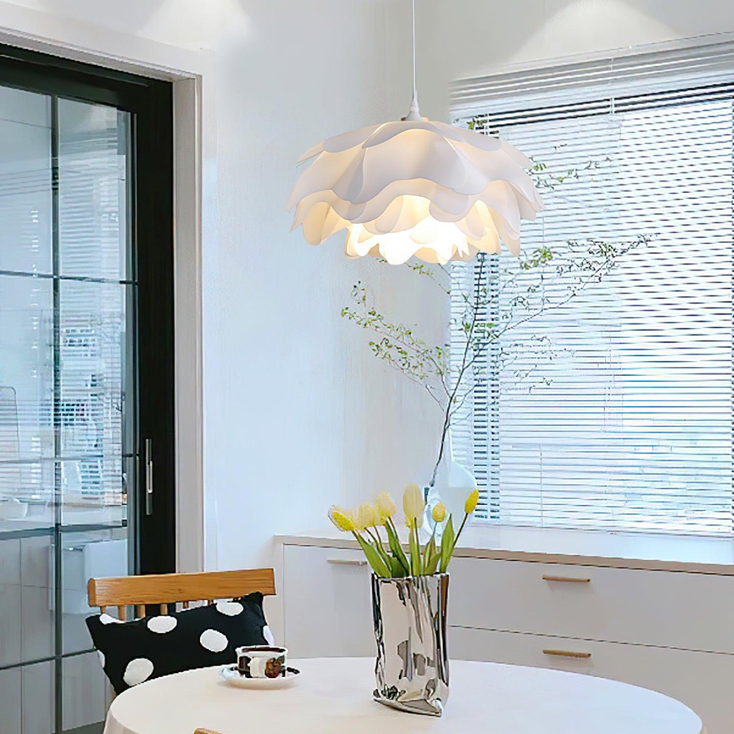 Bílá závěsná lampa ve tvaru květu — soustředné okvětní stínidlo