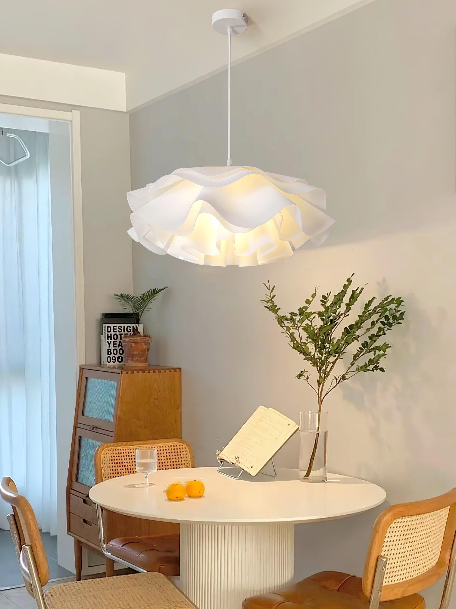 Bílá závěsná lampa ve tvaru květu — soustředné okvětní stínidlo