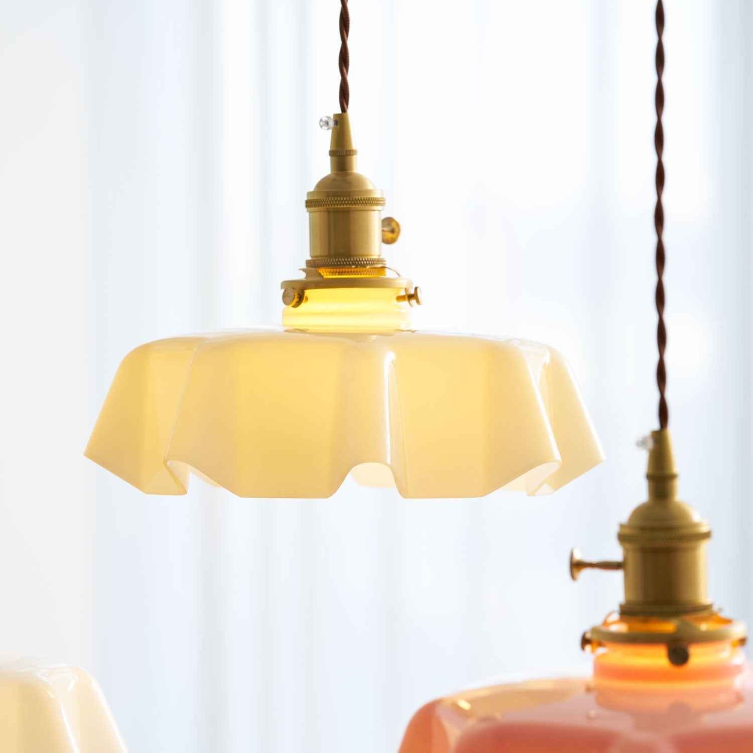 Francouzské květinové plisované závěsné svítidlo — vintage design osvětlení
