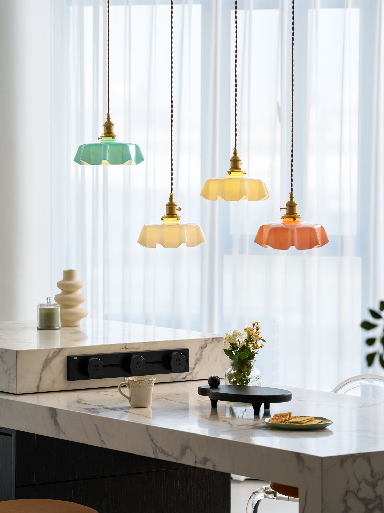 Francouzské květinové plisované závěsné svítidlo — vintage design osvětlení
