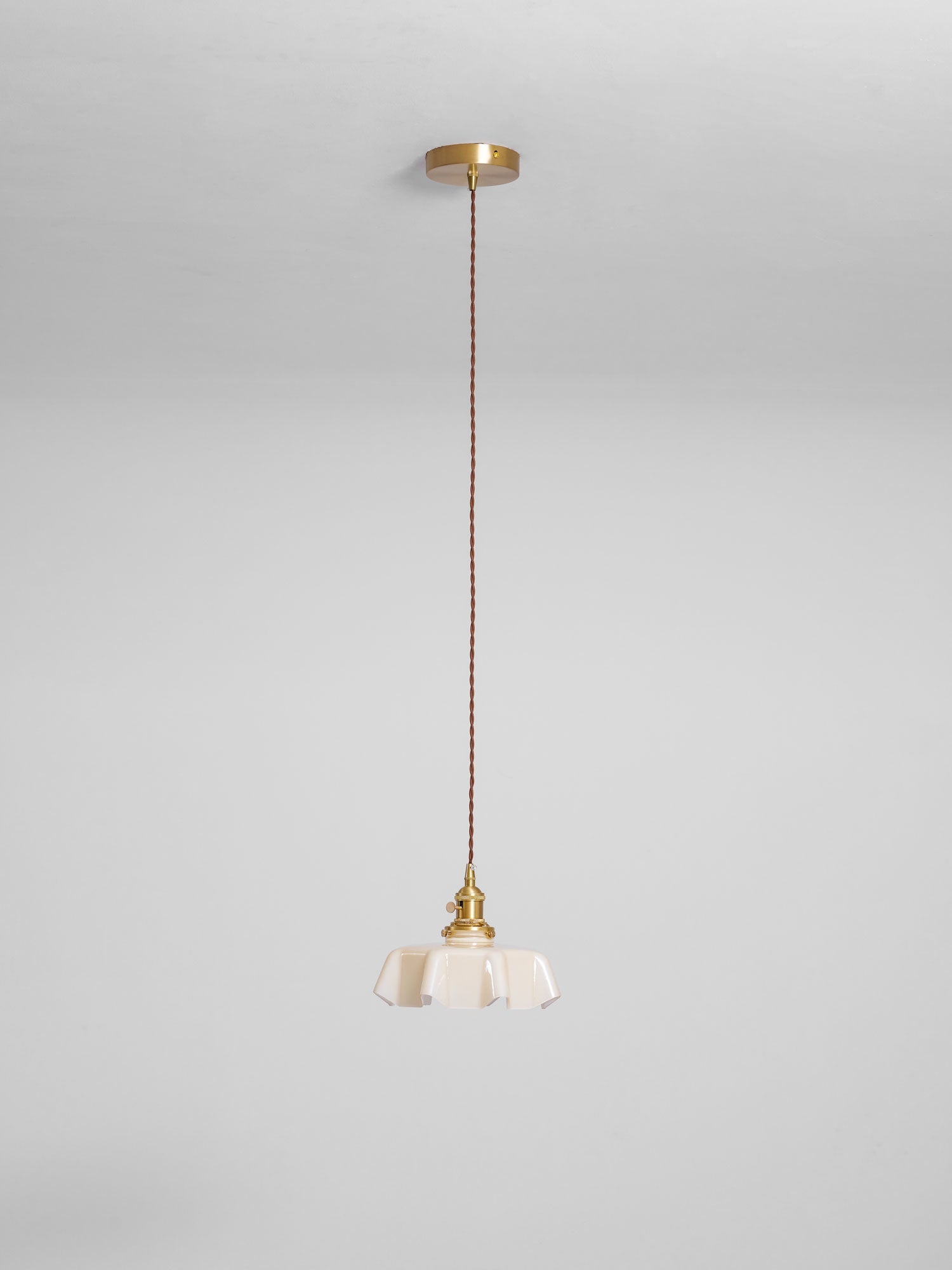 Francouzské květinové plisované závěsné svítidlo — vintage design osvětlení