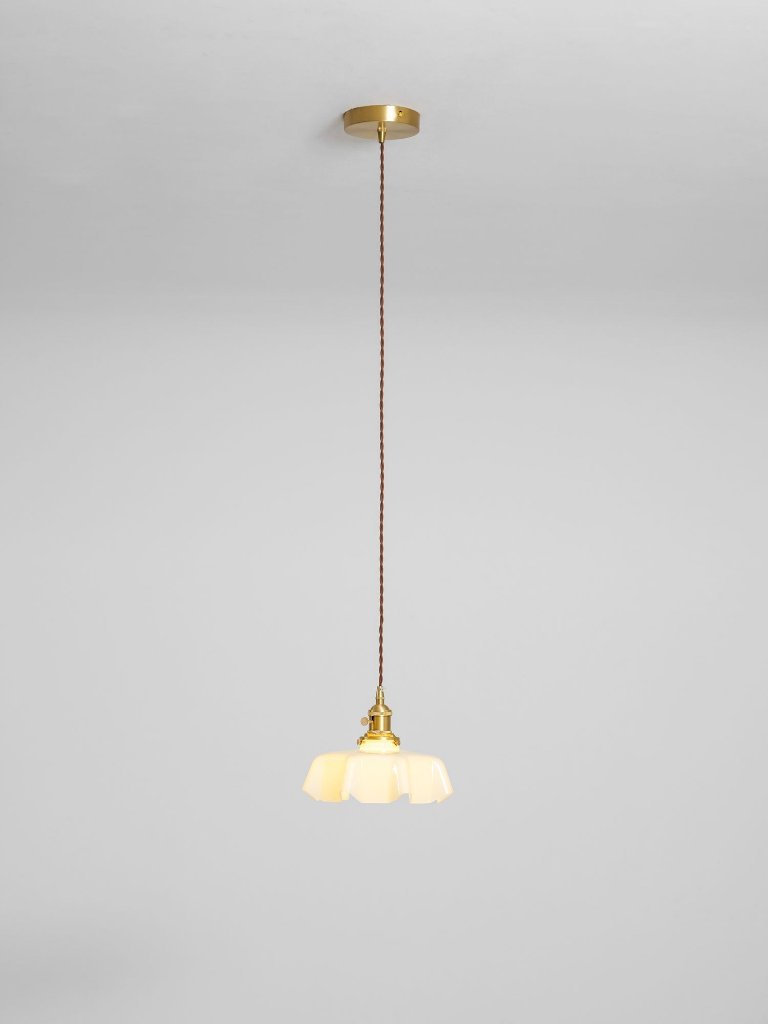 Francouzské květinové plisované závěsné svítidlo — vintage design osvětlení