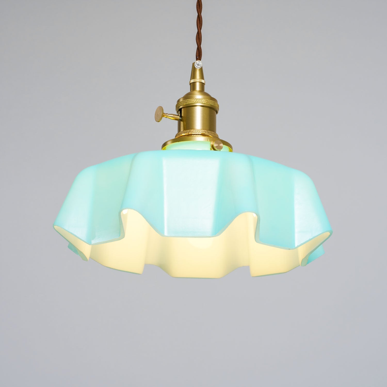 Francouzské květinové plisované závěsné svítidlo — vintage design osvětlení