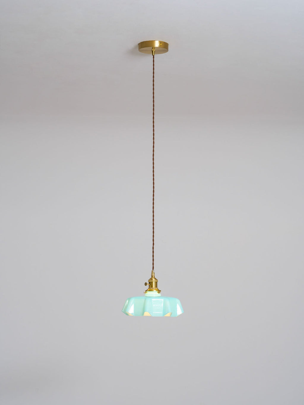 Francouzské květinové plisované závěsné svítidlo — vintage design osvětlení