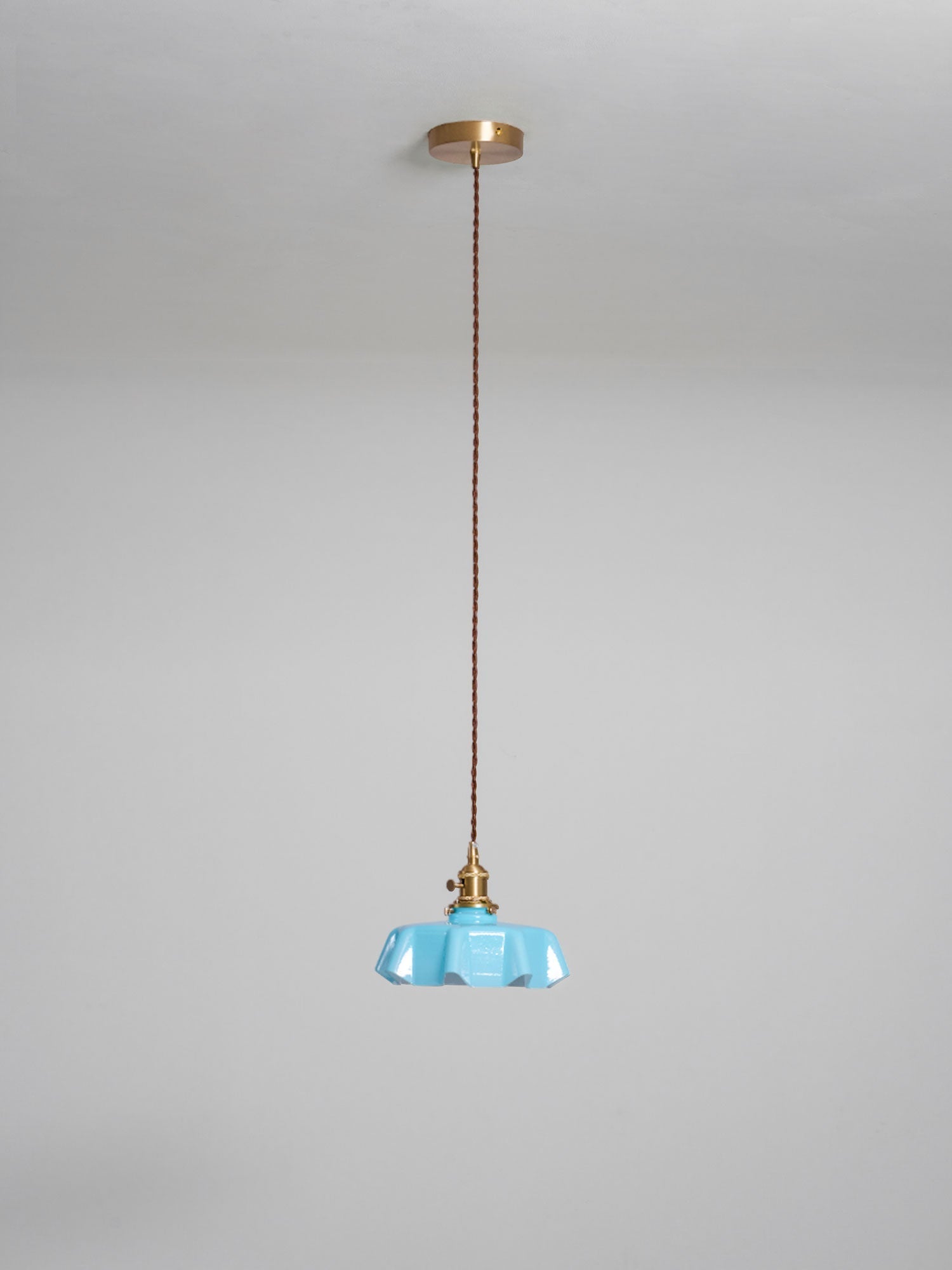 Francouzské květinové plisované závěsné svítidlo — vintage design osvětlení