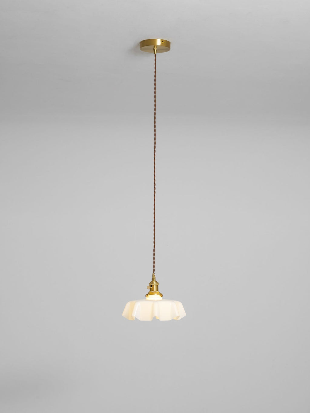 Francouzské květinové plisované závěsné svítidlo — vintage design osvětlení