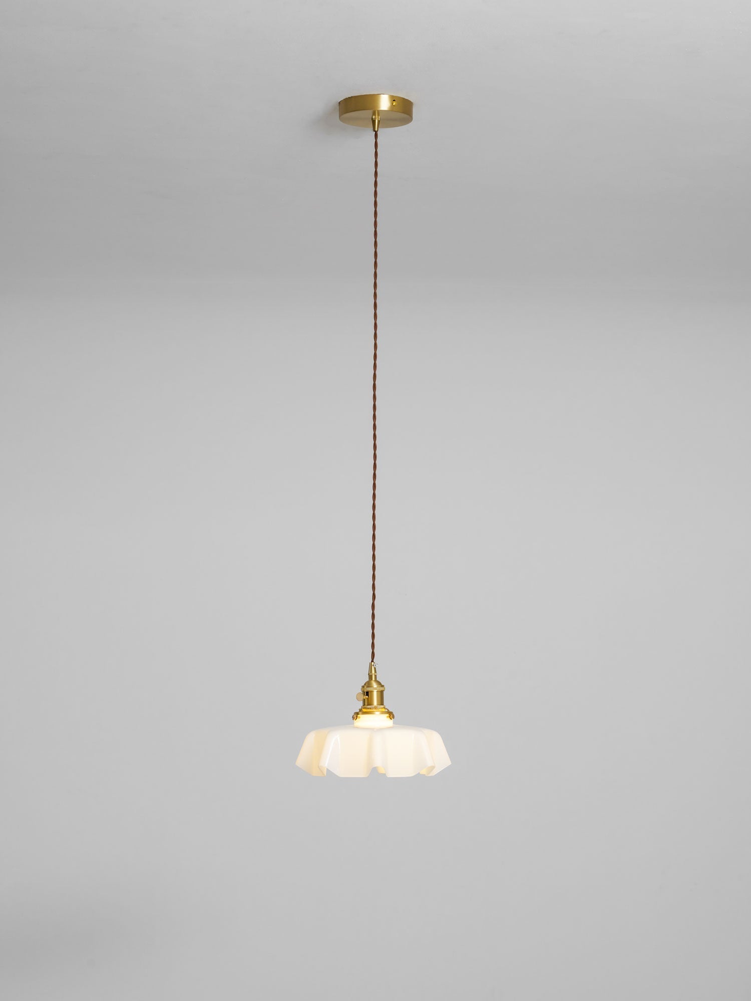 Francouzské květinové plisované závěsné svítidlo — vintage design osvětlení