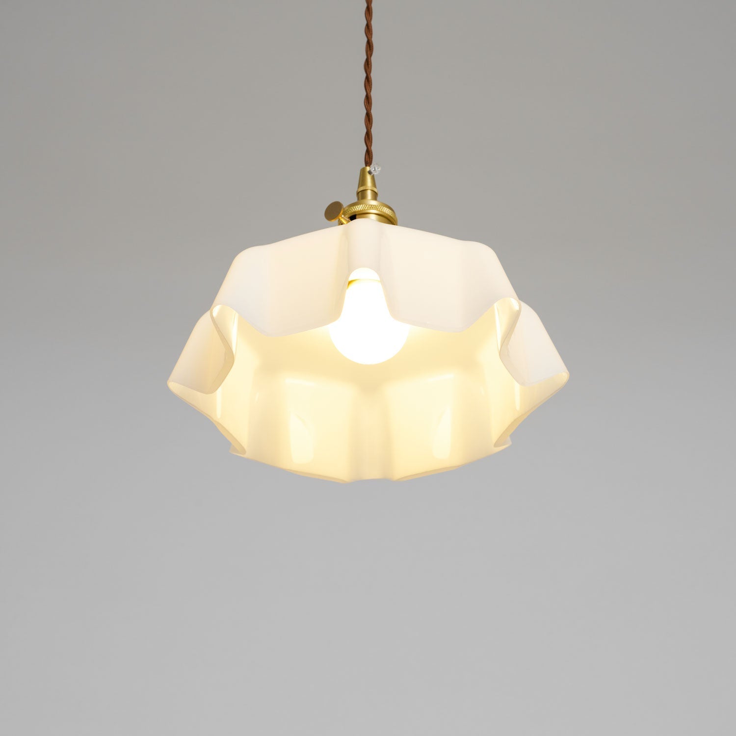 Francouzské květinové plisované závěsné svítidlo — vintage design osvětlení
