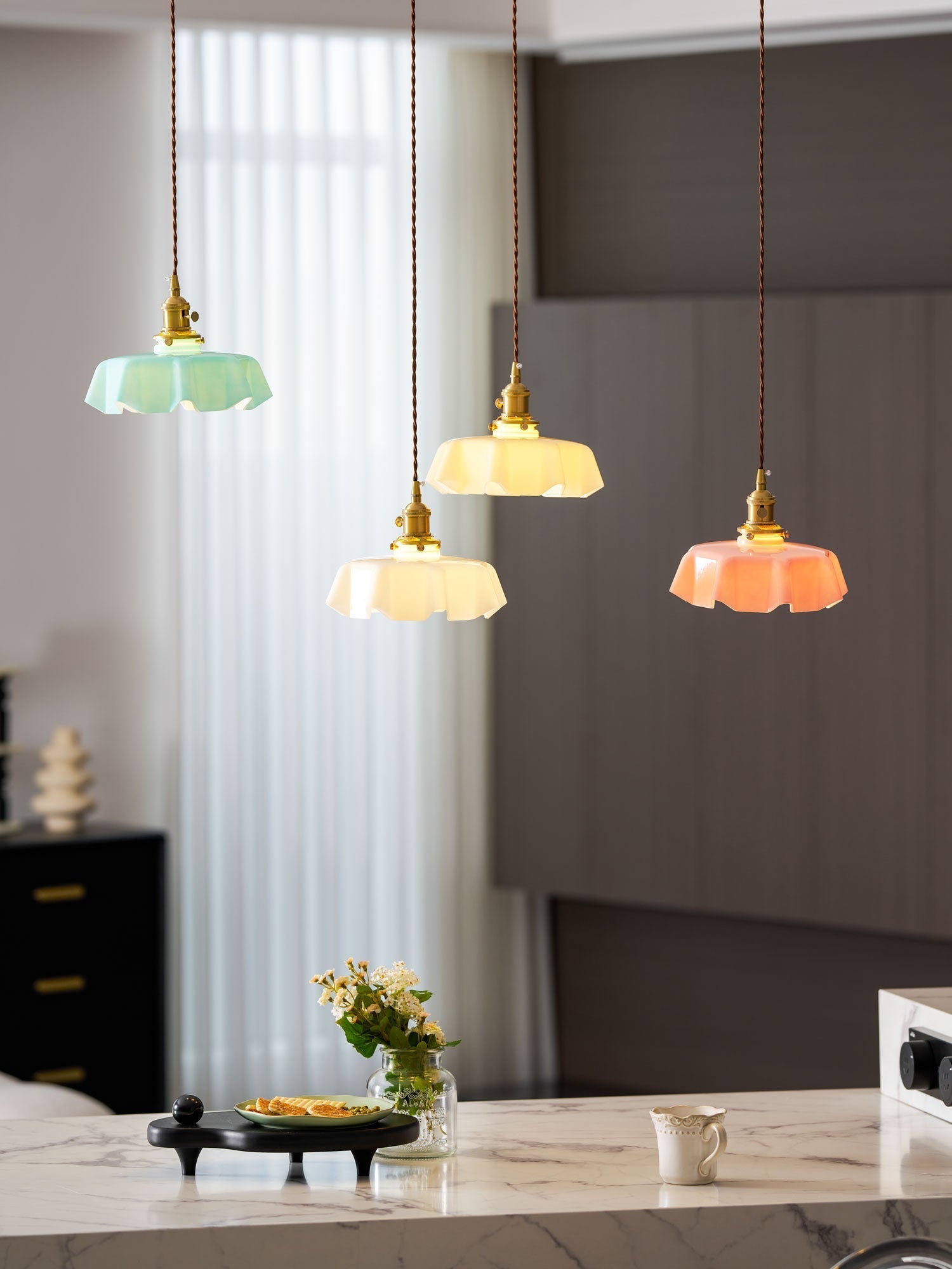 Francouzské květinové plisované závěsné svítidlo — vintage design osvětlení