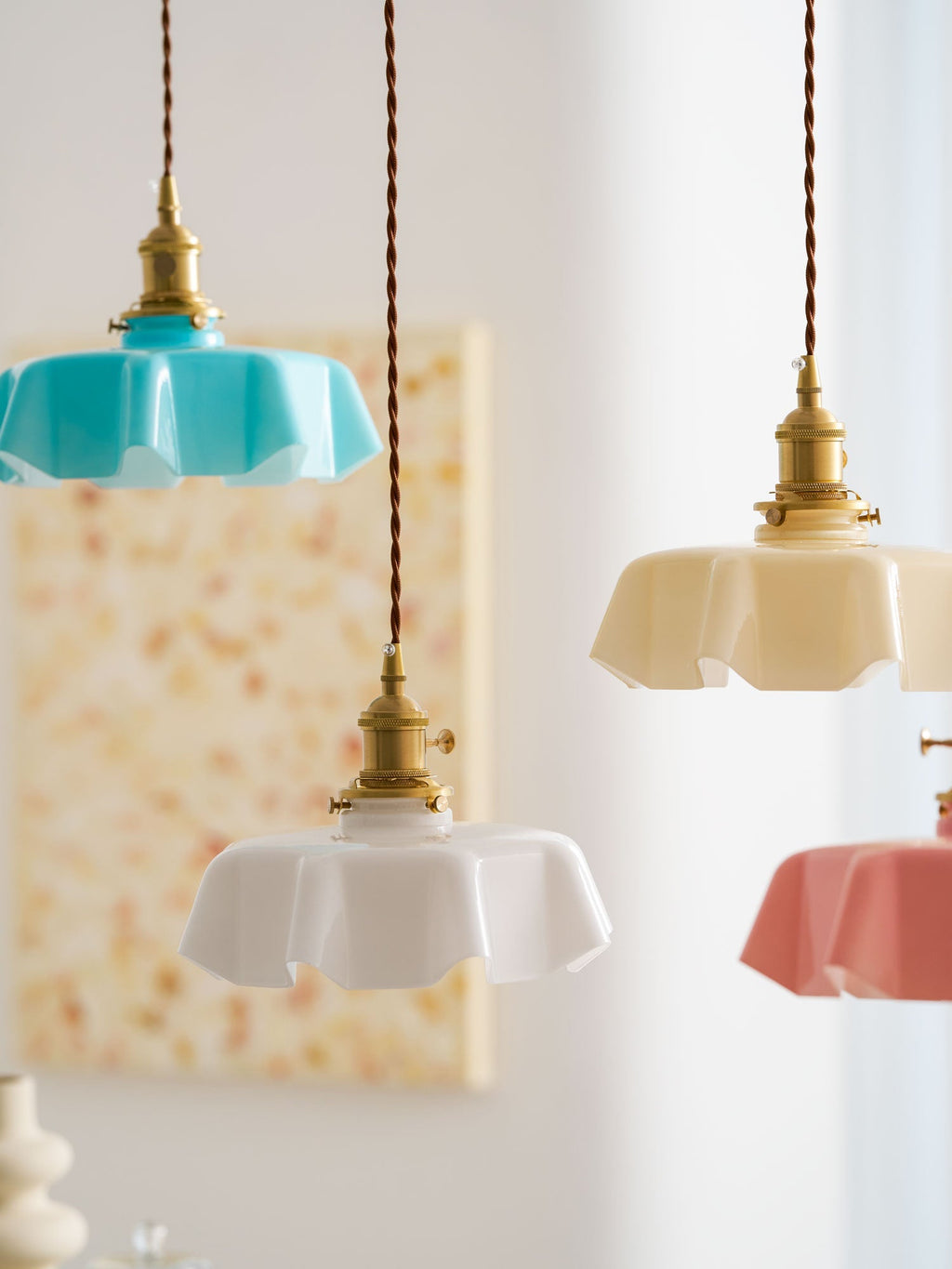 Francouzské květinové plisované závěsné svítidlo — vintage design osvětlení