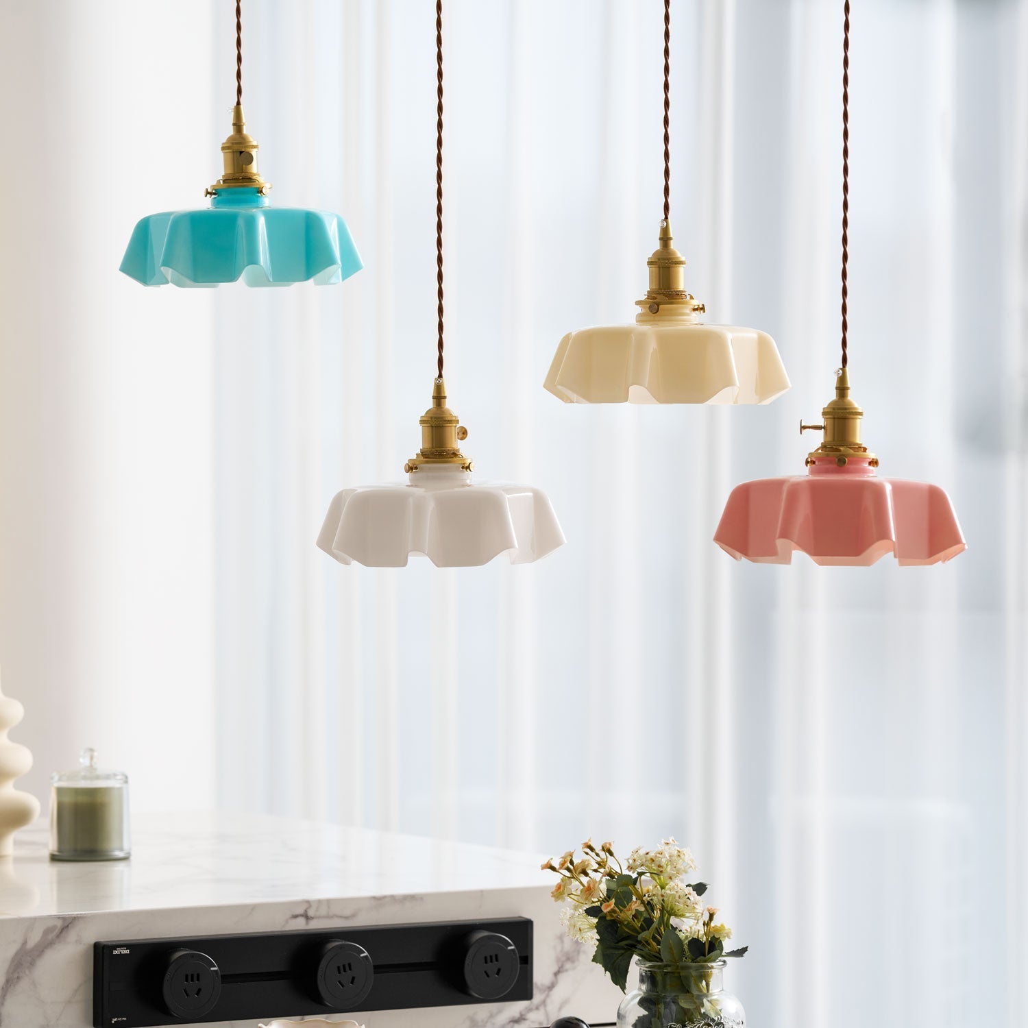 Francouzské květinové plisované závěsné svítidlo — vintage design osvětlení