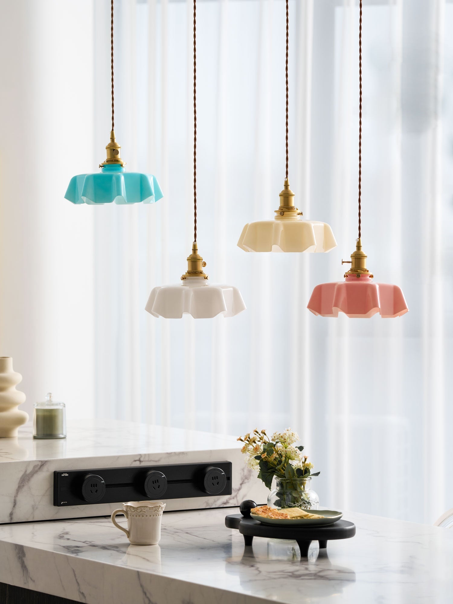 Francouzské květinové plisované závěsné svítidlo — vintage design osvětlení