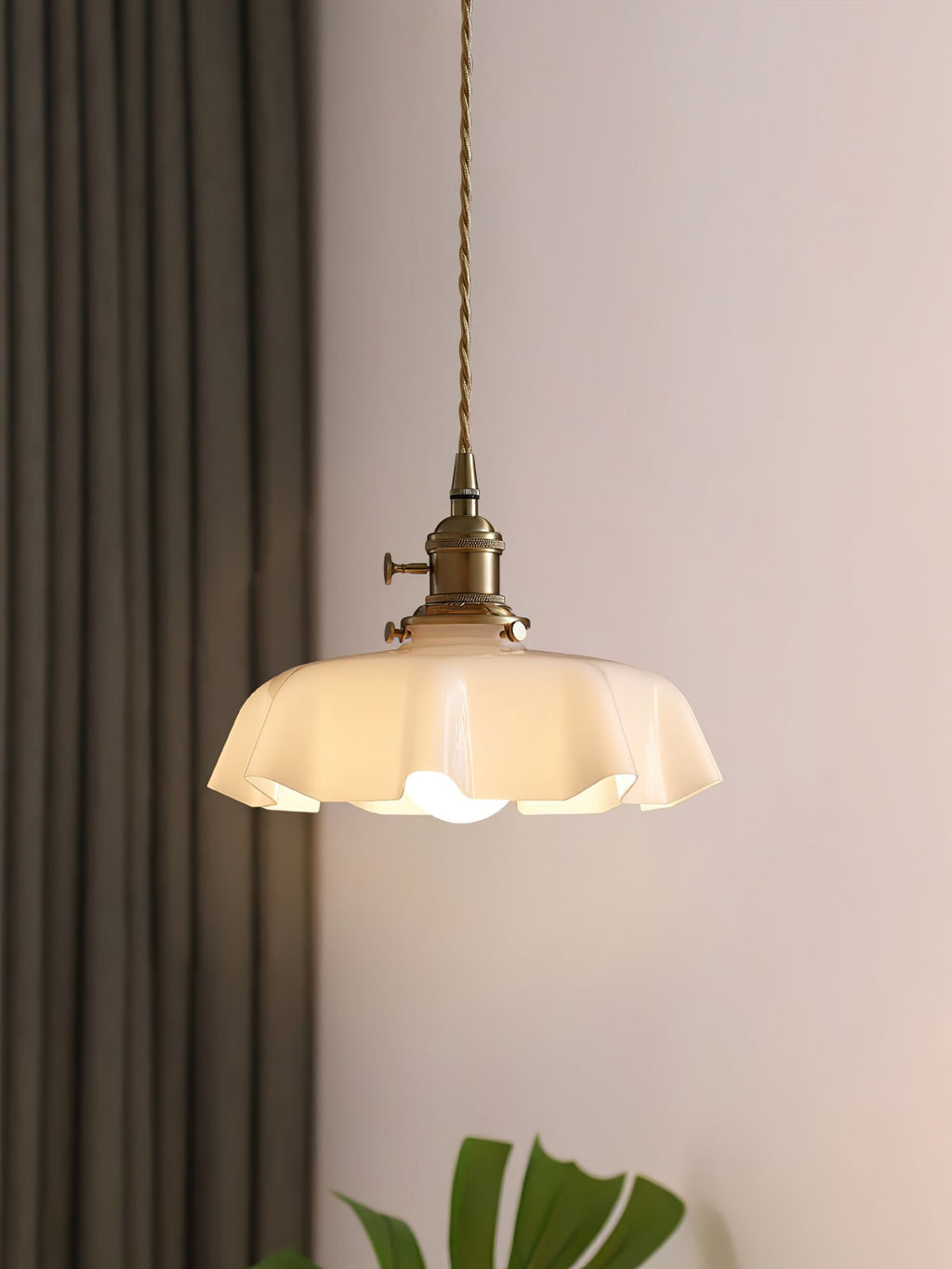 Francouzské květinové plisované závěsné svítidlo — vintage design osvětlení