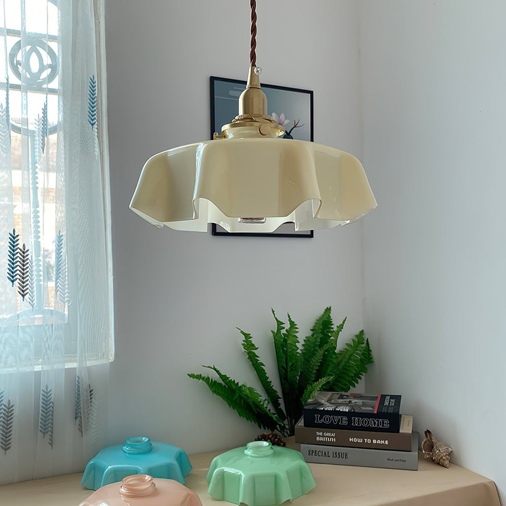 Francouzské květinové plisované závěsné svítidlo — vintage design osvětlení