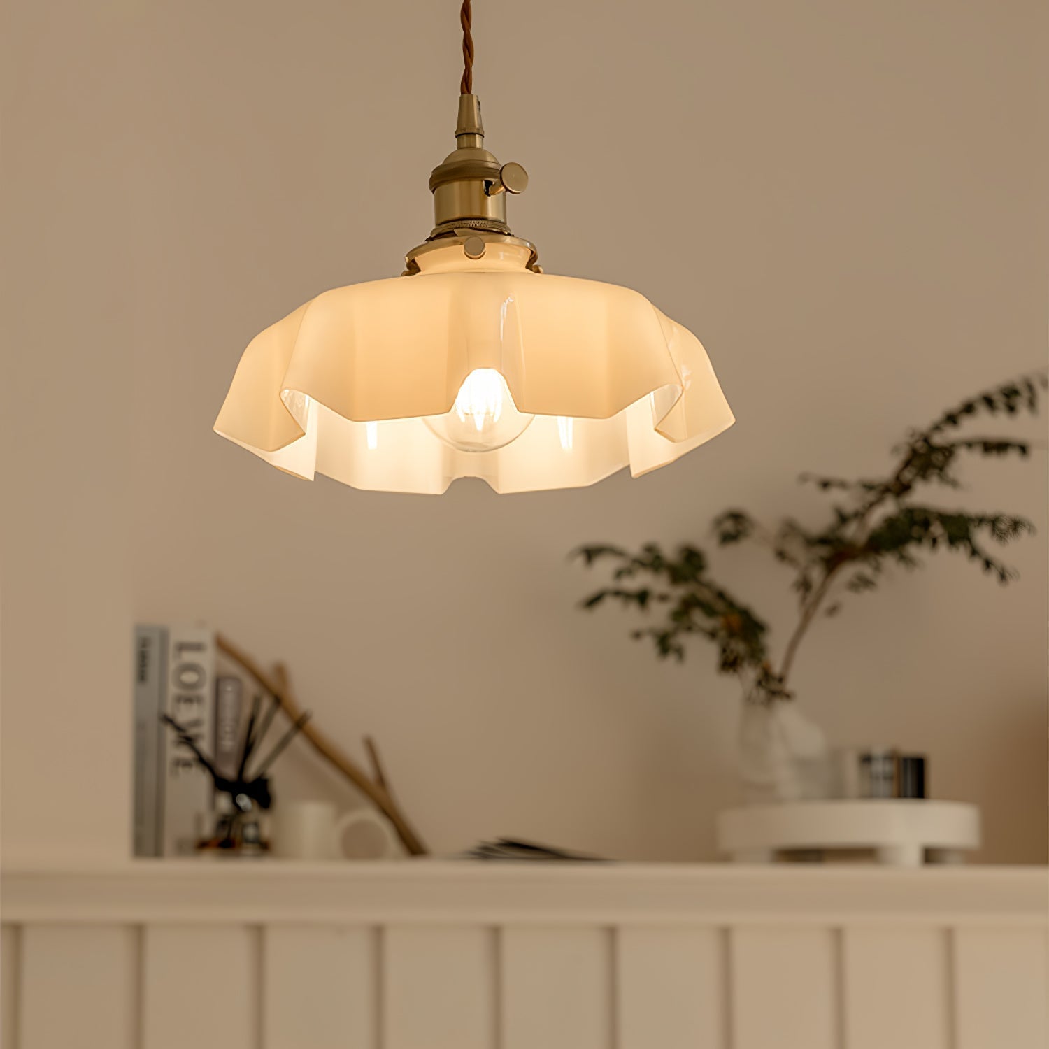 Francouzské květinové plisované závěsné svítidlo — vintage design osvětlení