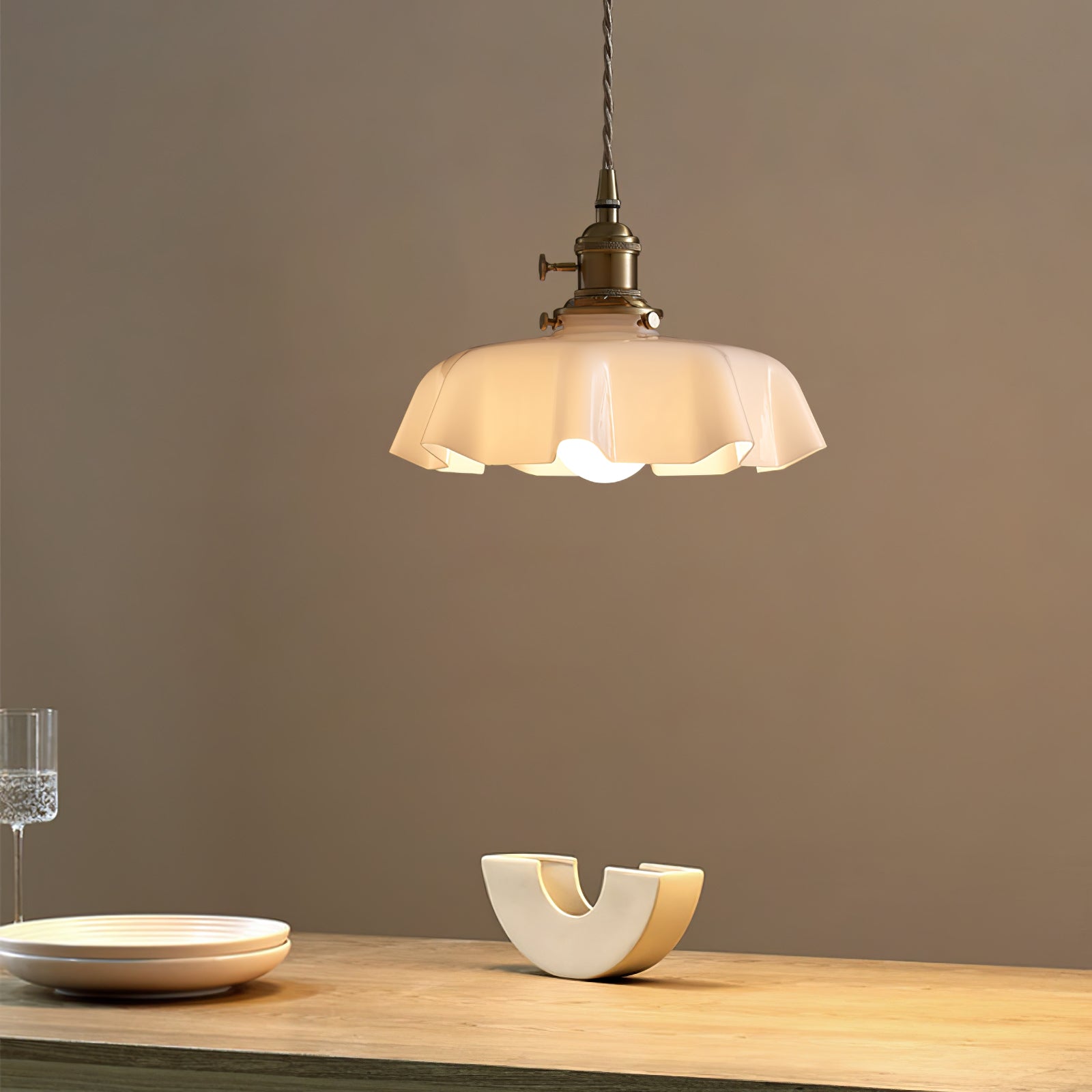 Francouzské květinové plisované závěsné svítidlo — vintage design osvětlení