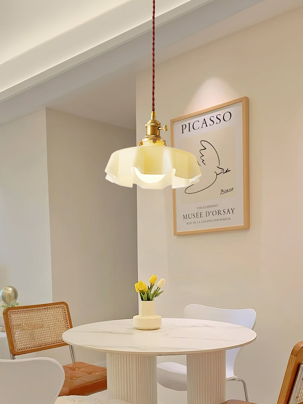 Francouzské květinové plisované závěsné svítidlo — vintage design osvětlení