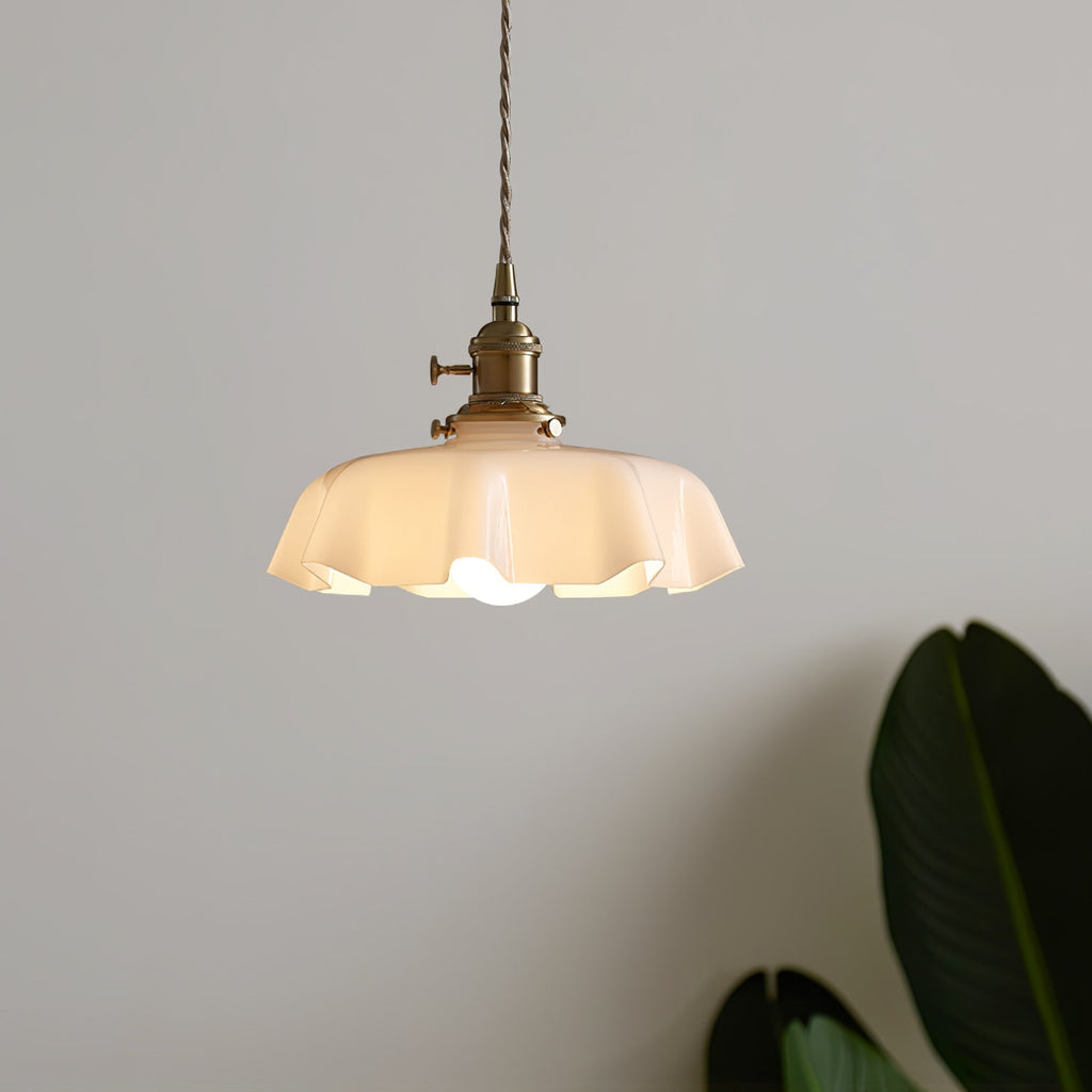 Francouzské květinové plisované závěsné svítidlo — vintage design osvětlení