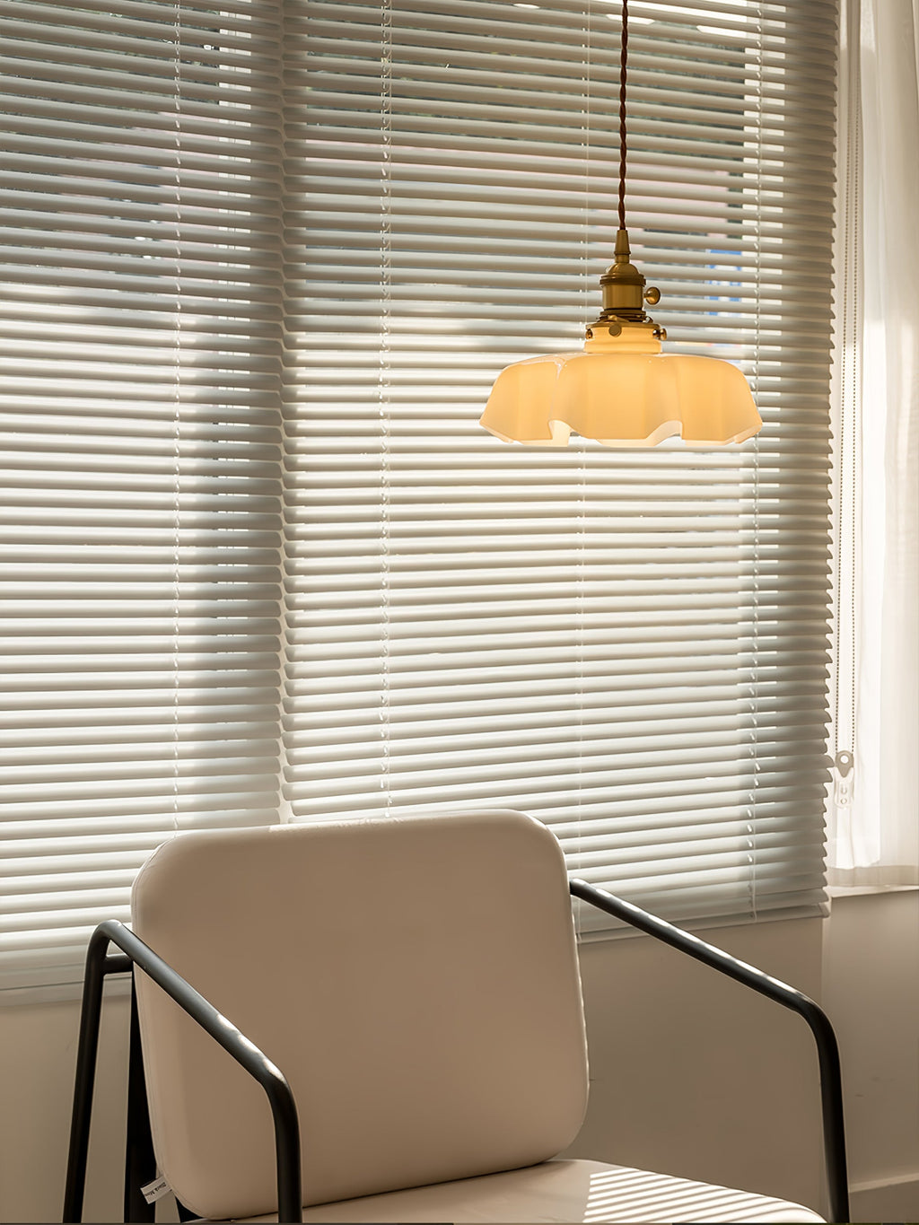 Francouzské květinové plisované závěsné svítidlo — vintage design osvětlení