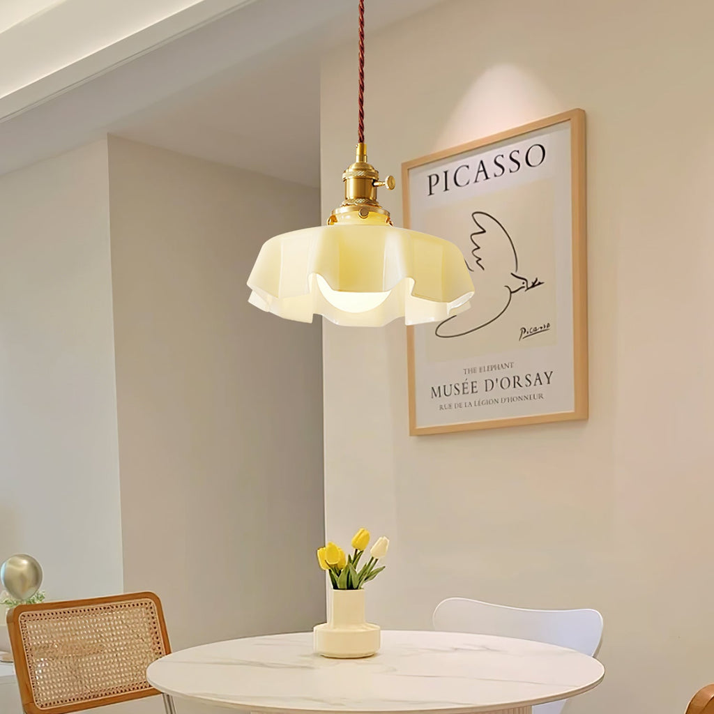 Francouzské květinové plisované závěsné svítidlo — vintage design osvětlení