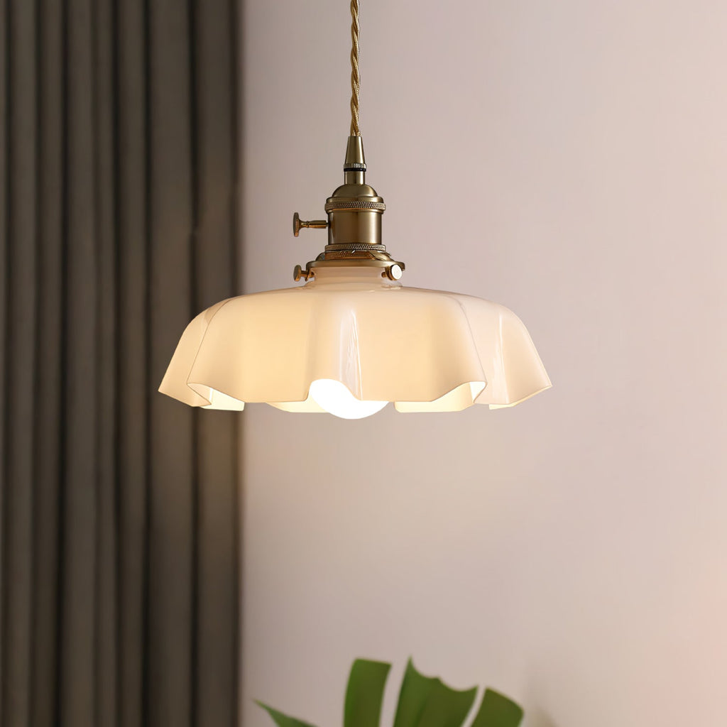 Francouzské květinové plisované závěsné svítidlo — vintage design osvětlení